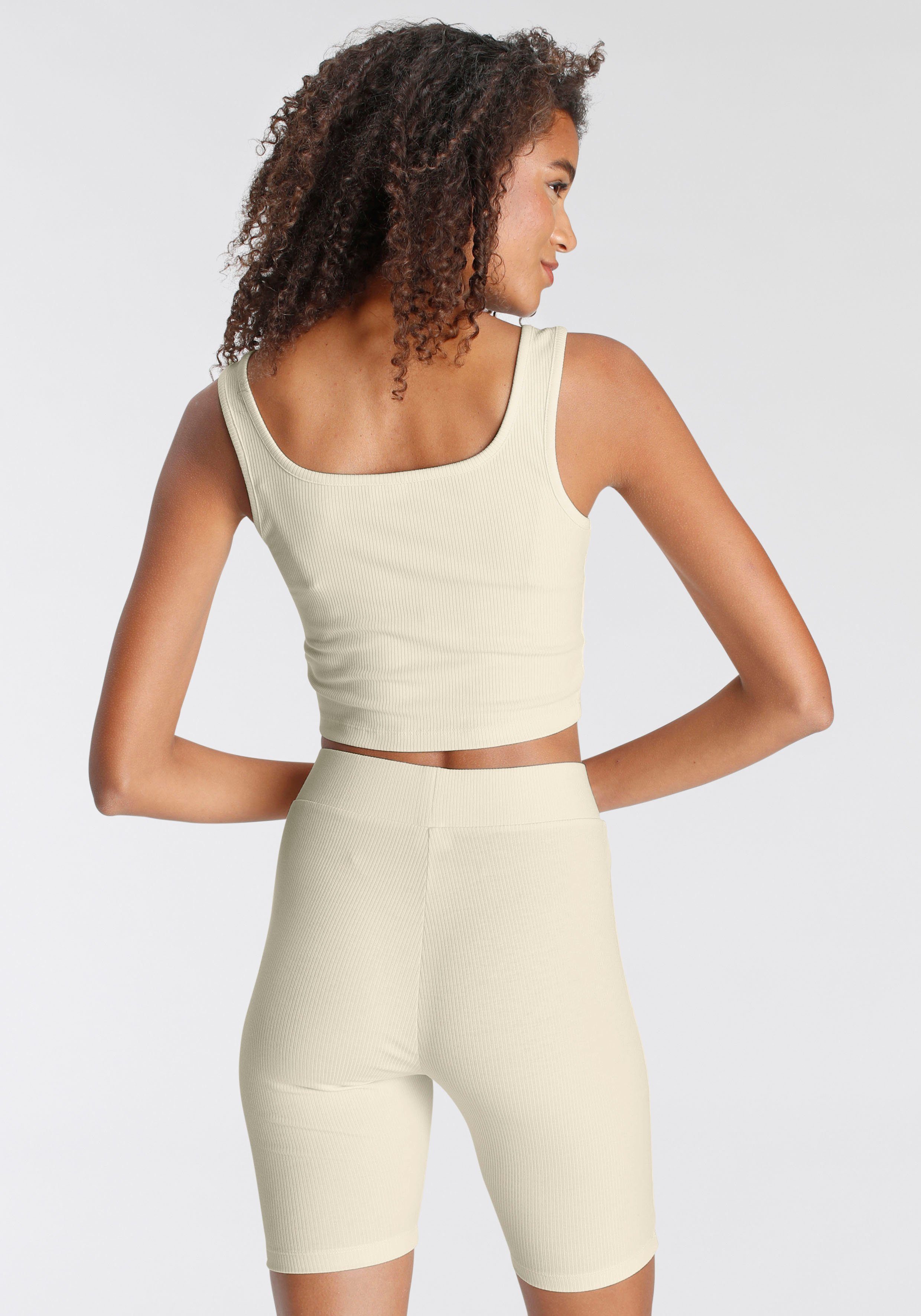 Lascana Shortama bestaat uit top en shorts van ribmateriaal, homewear-set