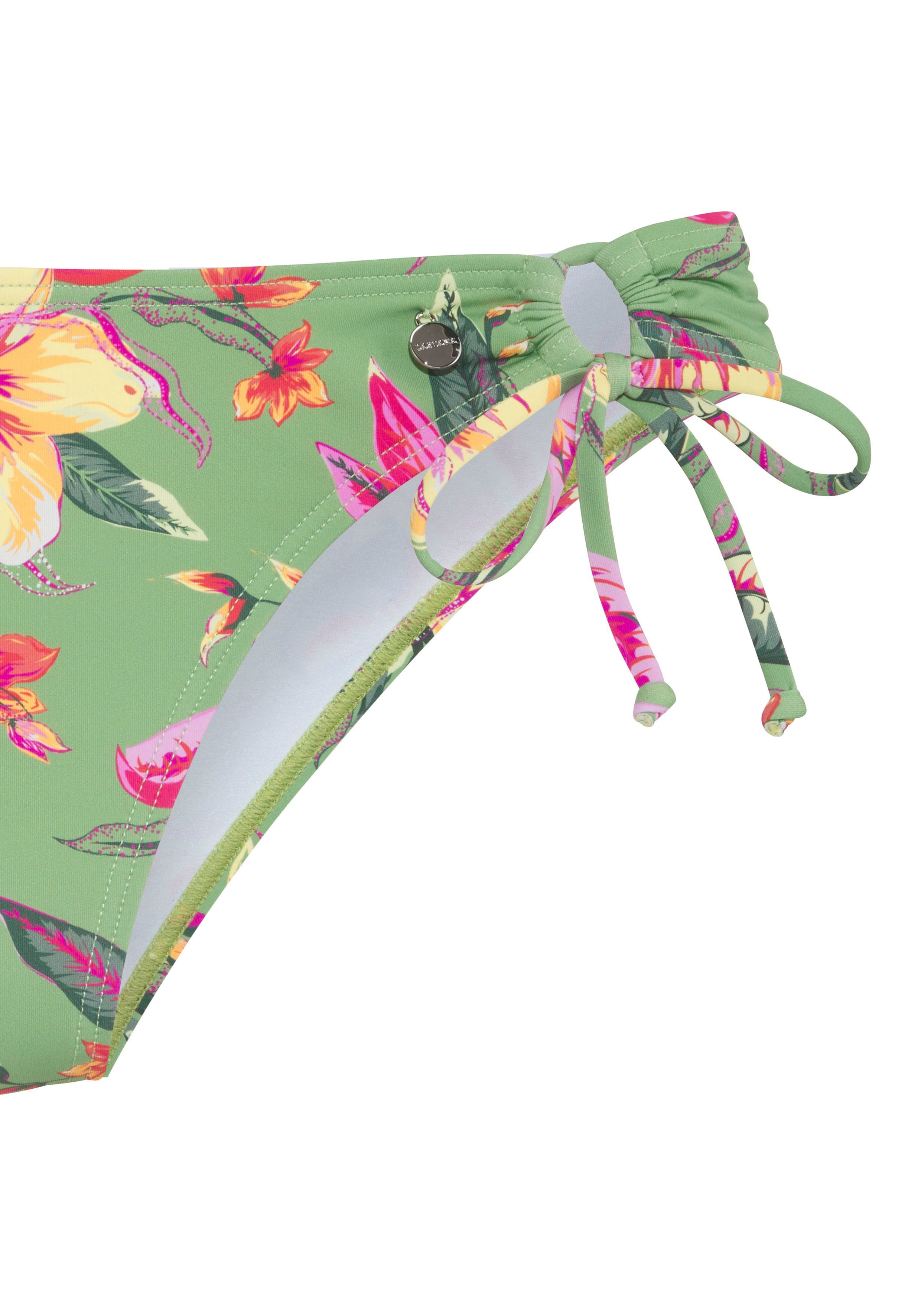 Lascana Bikinibroekje MALIA opzij te strikken met tropische print
