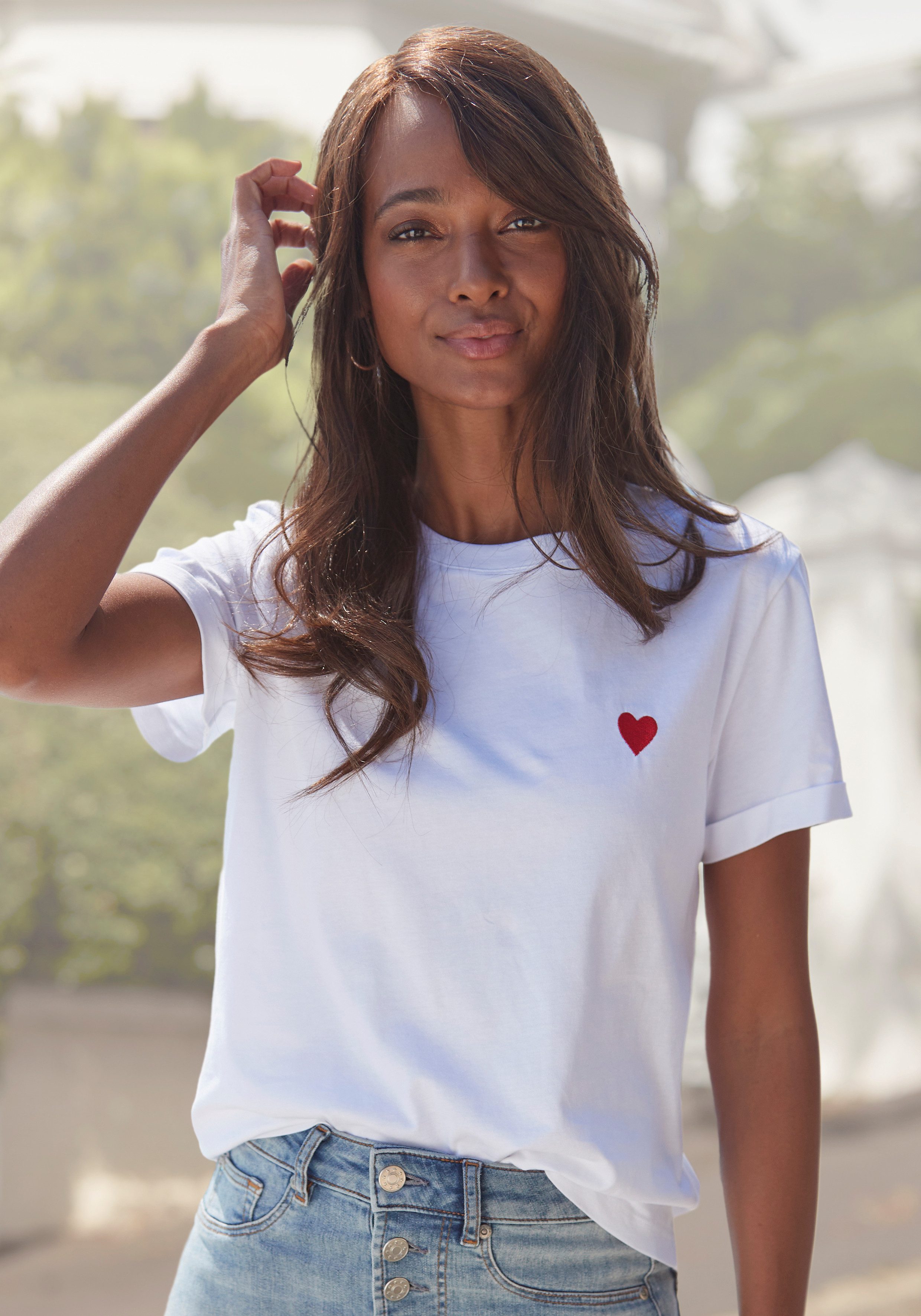 Lascana T-shirt met schattige geborduurde hartjes, katoenen shirt met korte mouwen