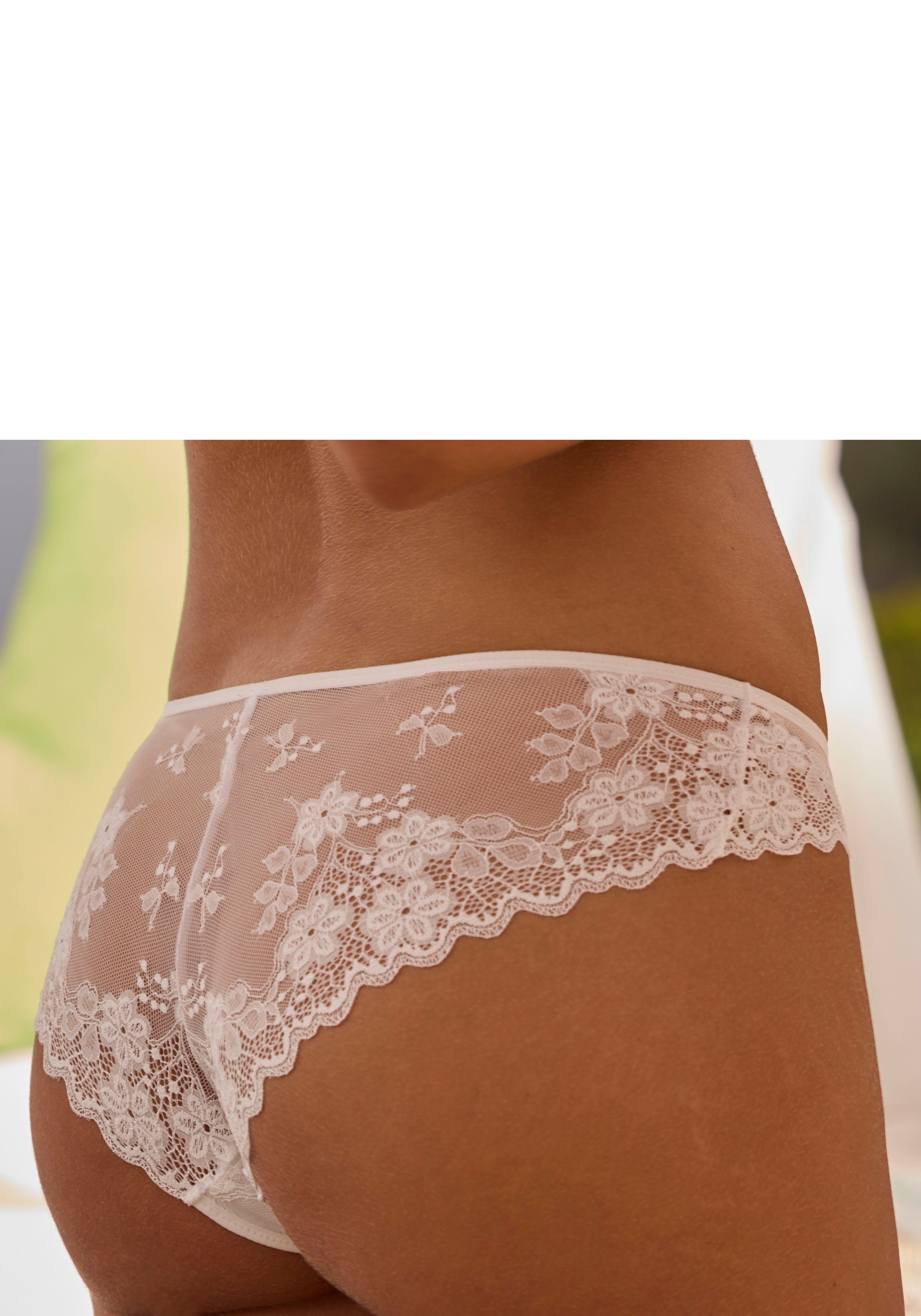 Vivance Slip van delicate jacquard-kant met edel accessoire
