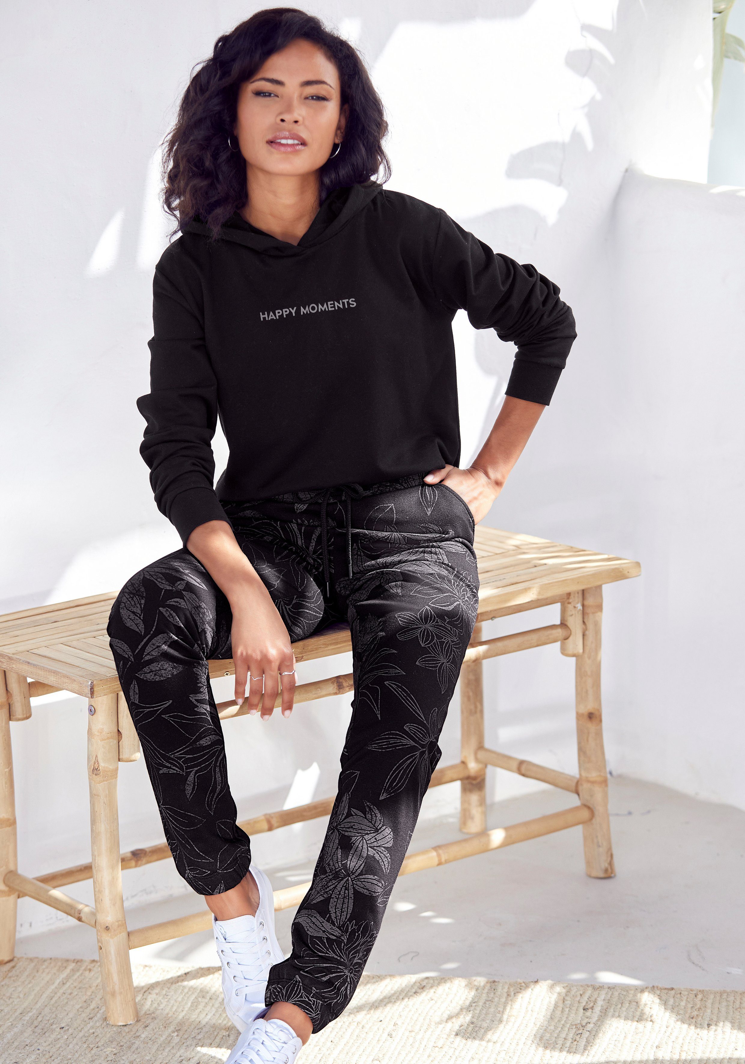 Lascana Hoodie met subtiele frontprint, loungepak