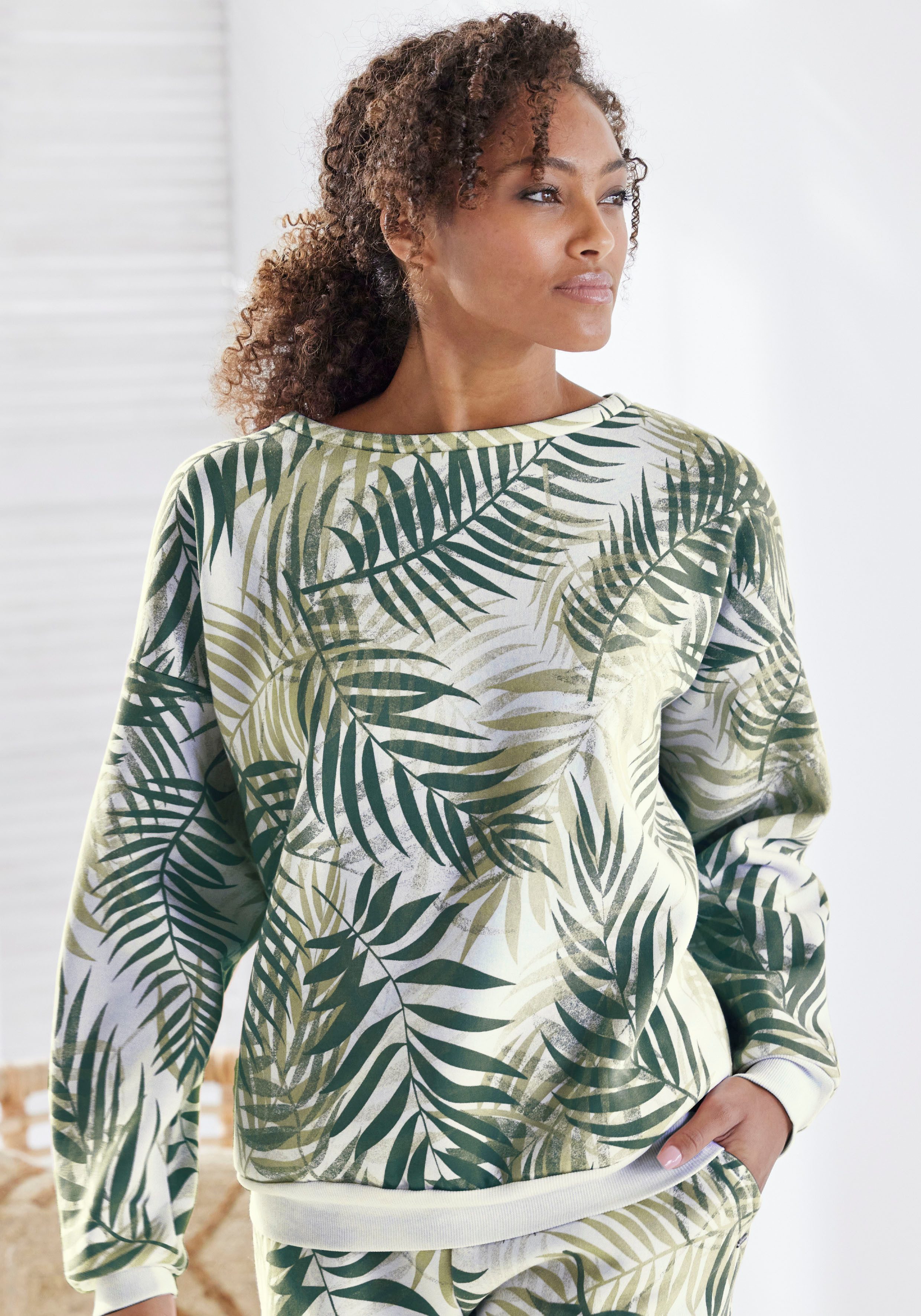 Lascana Sweater Loungeshirt Loungetop met allover-bladerenprint, loungewear (1-delig)
