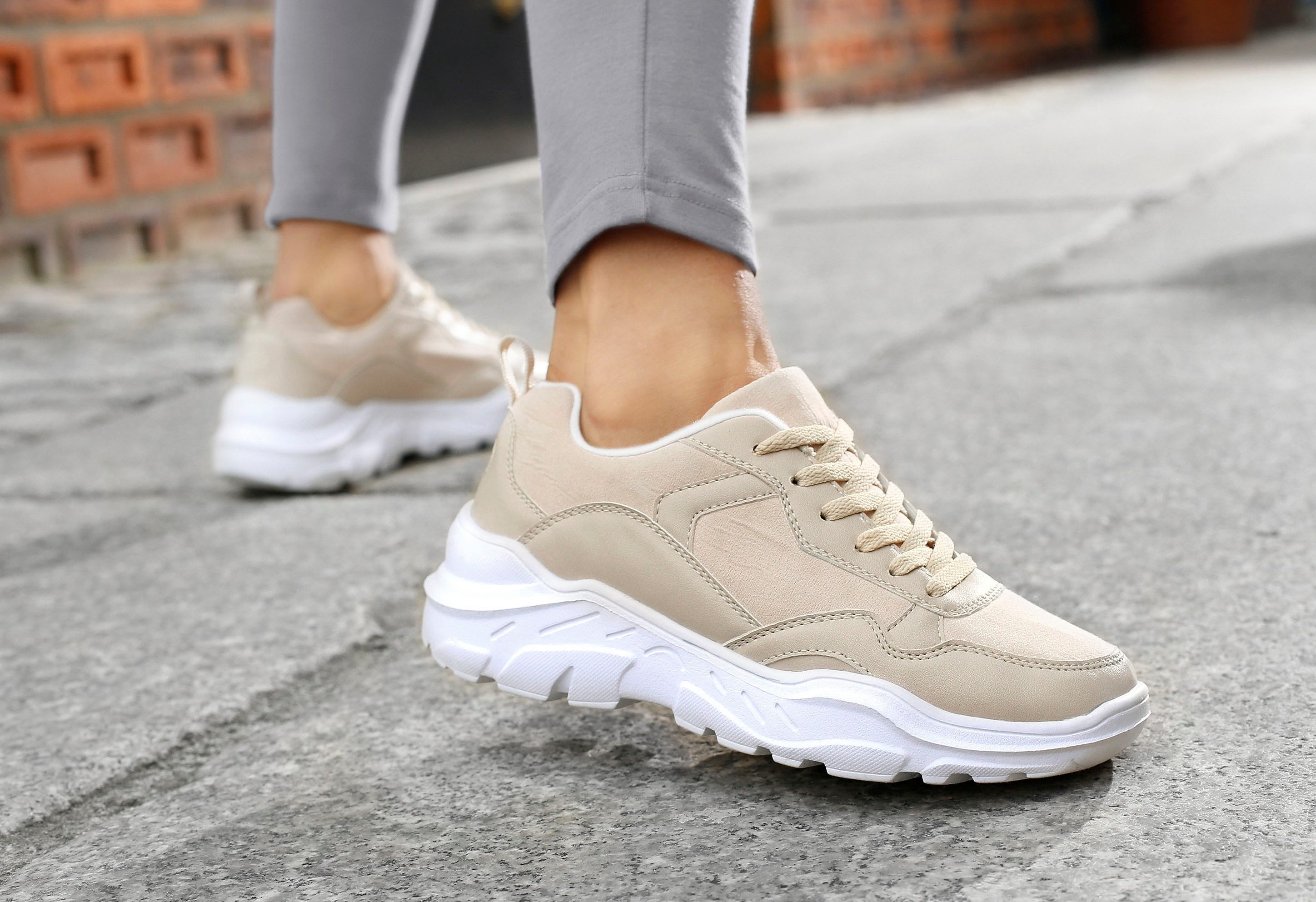 Lascana Sneakers Lage schoen, sportschoen, lichte chunky zool, zachte binnenzool VEGAN