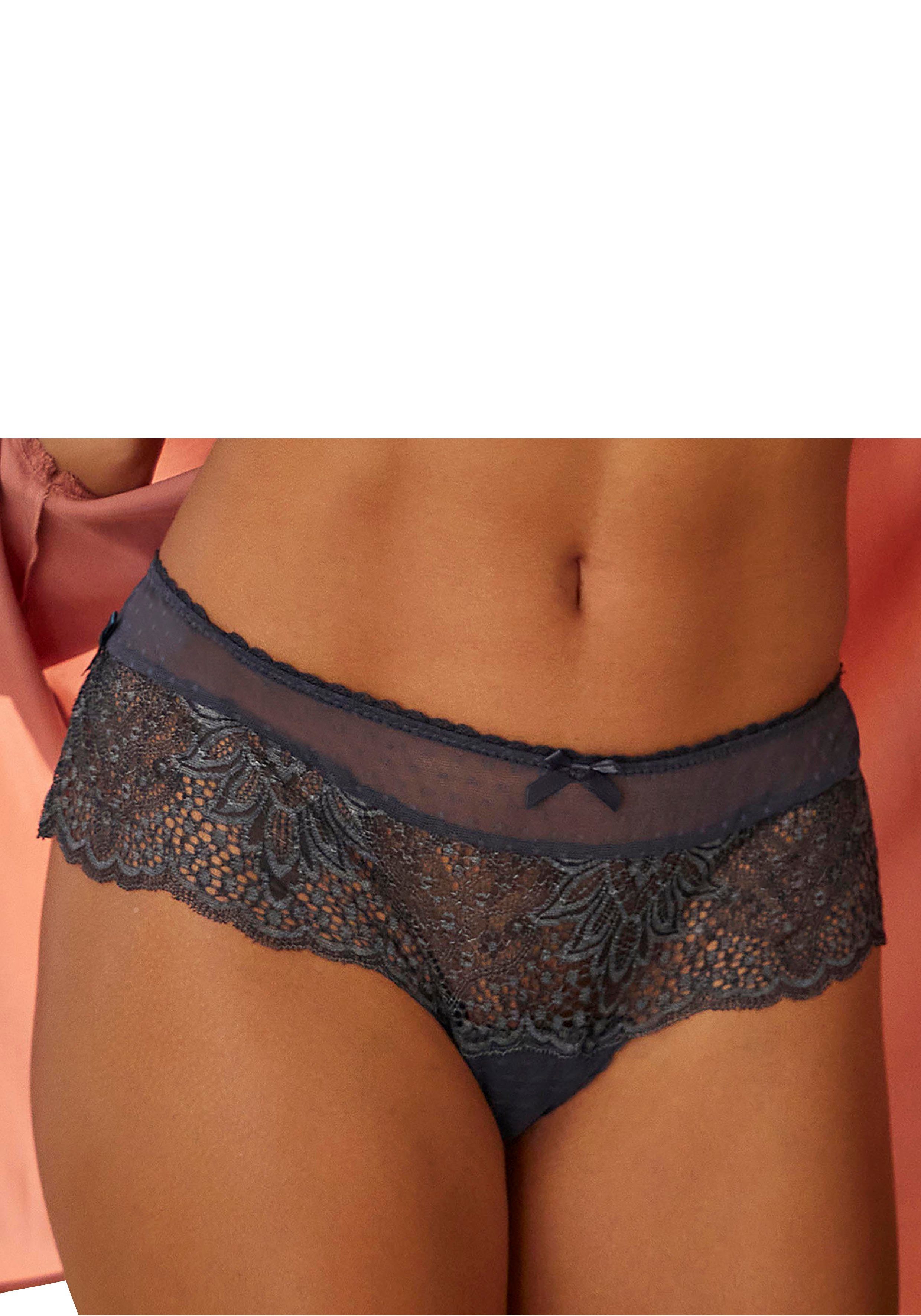 Vivance Stringpants van opvallende kant met splitjes opzij