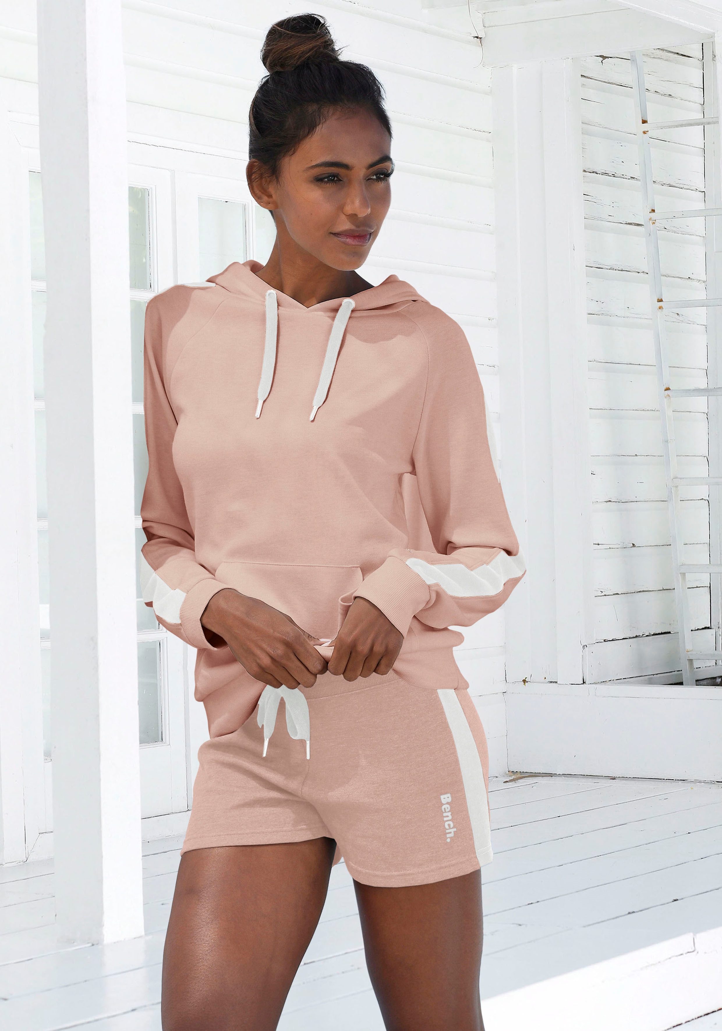 Bench. Loungewear Relaxshorts Korte broek met zijstrepen, loungewear