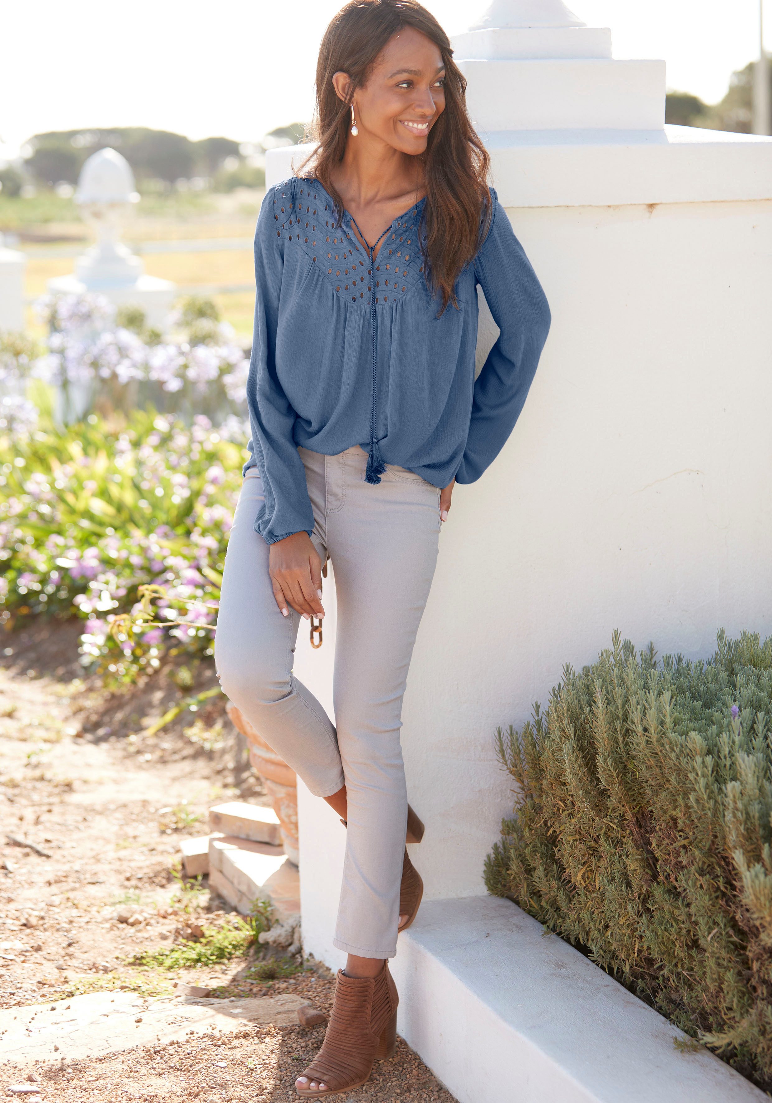 Lascana Crêpe-blouse met geborduurde oogjes, damesblouse, losse pasvorm
