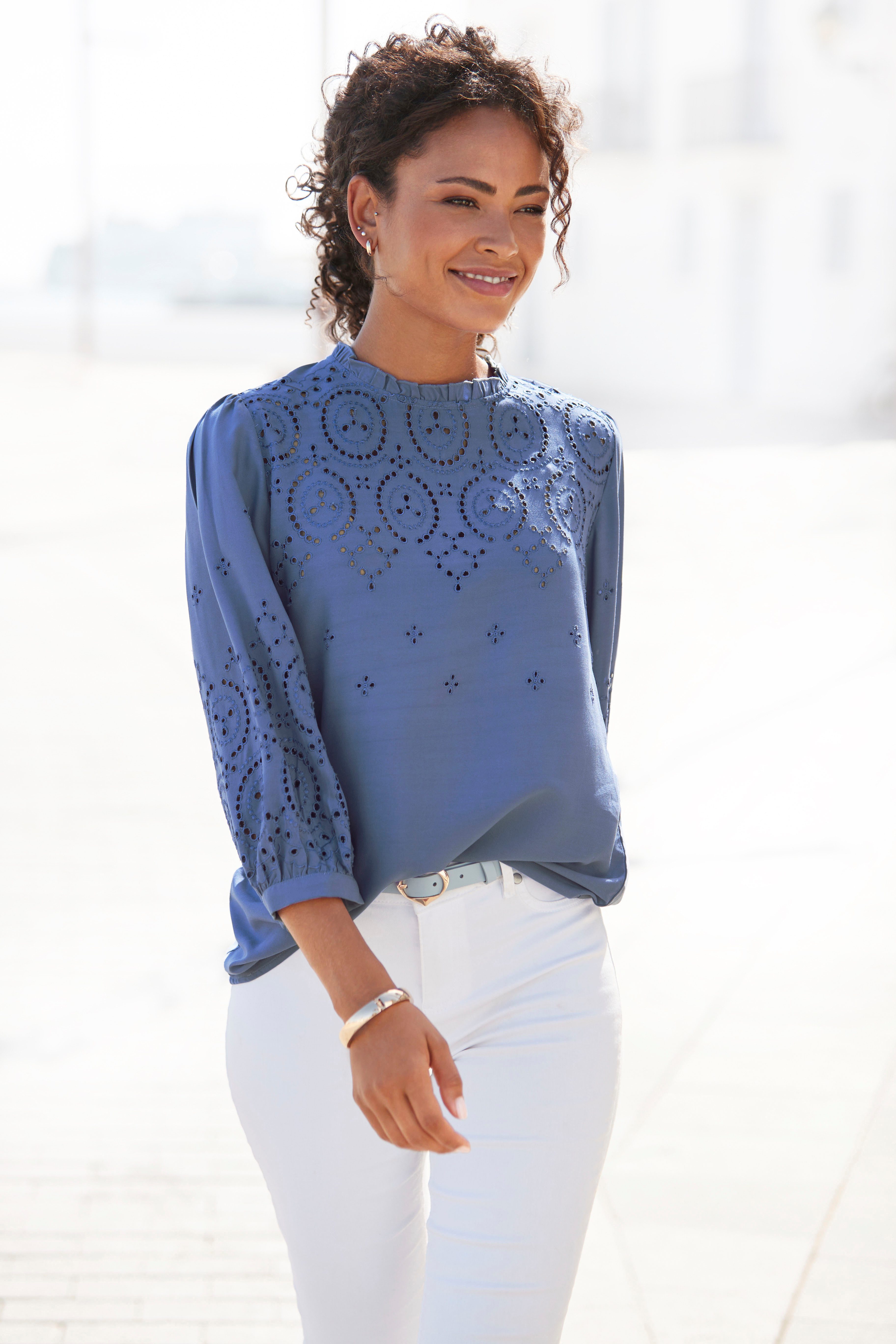 Lascana Blouse zonder sluiting met gaatjesborduurwerk en subtiele ruches, 3/4-mouwen damesblouse