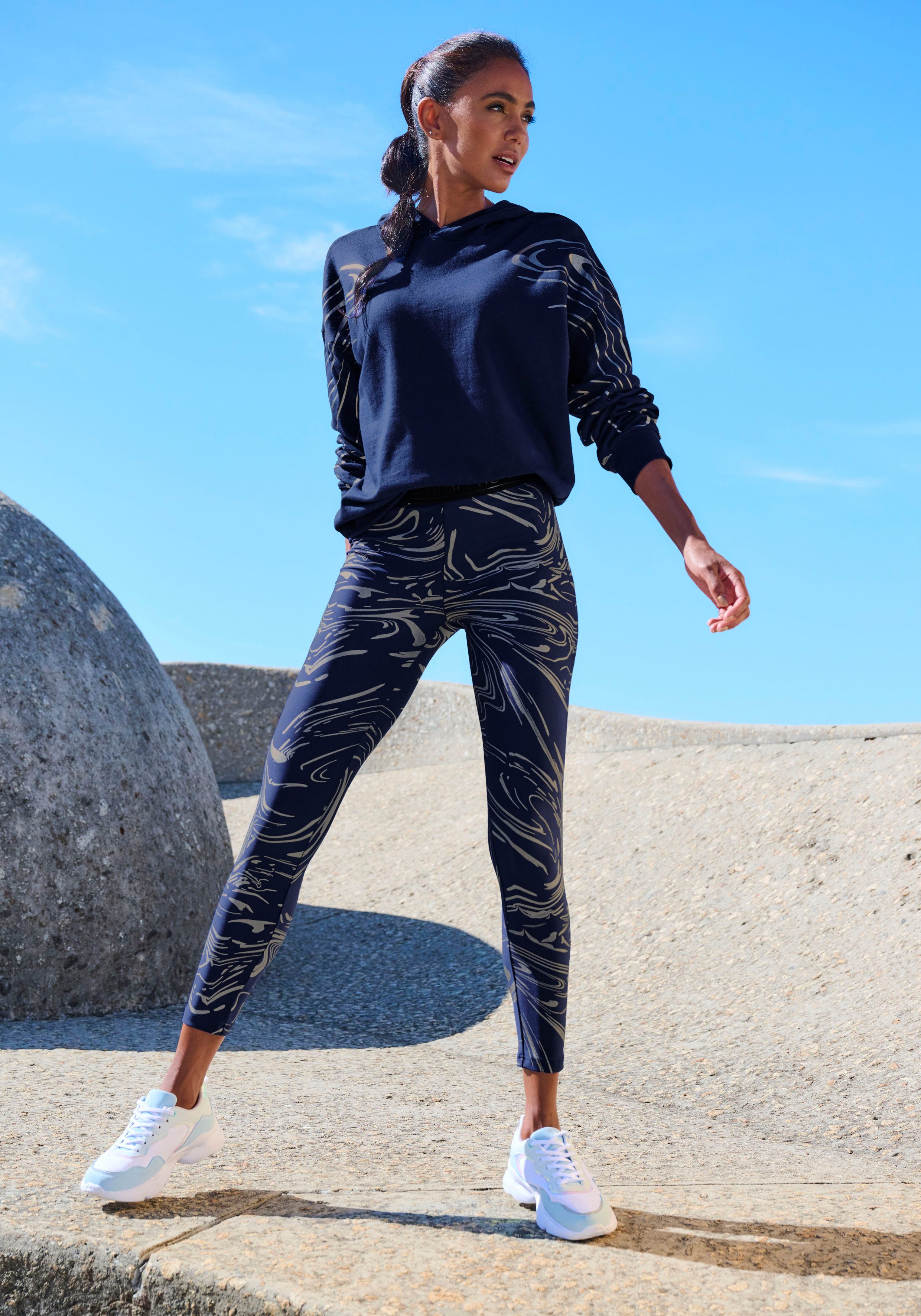 active by Lascana Functionele legging Sportleggings met glanzende print en 3D-tekst