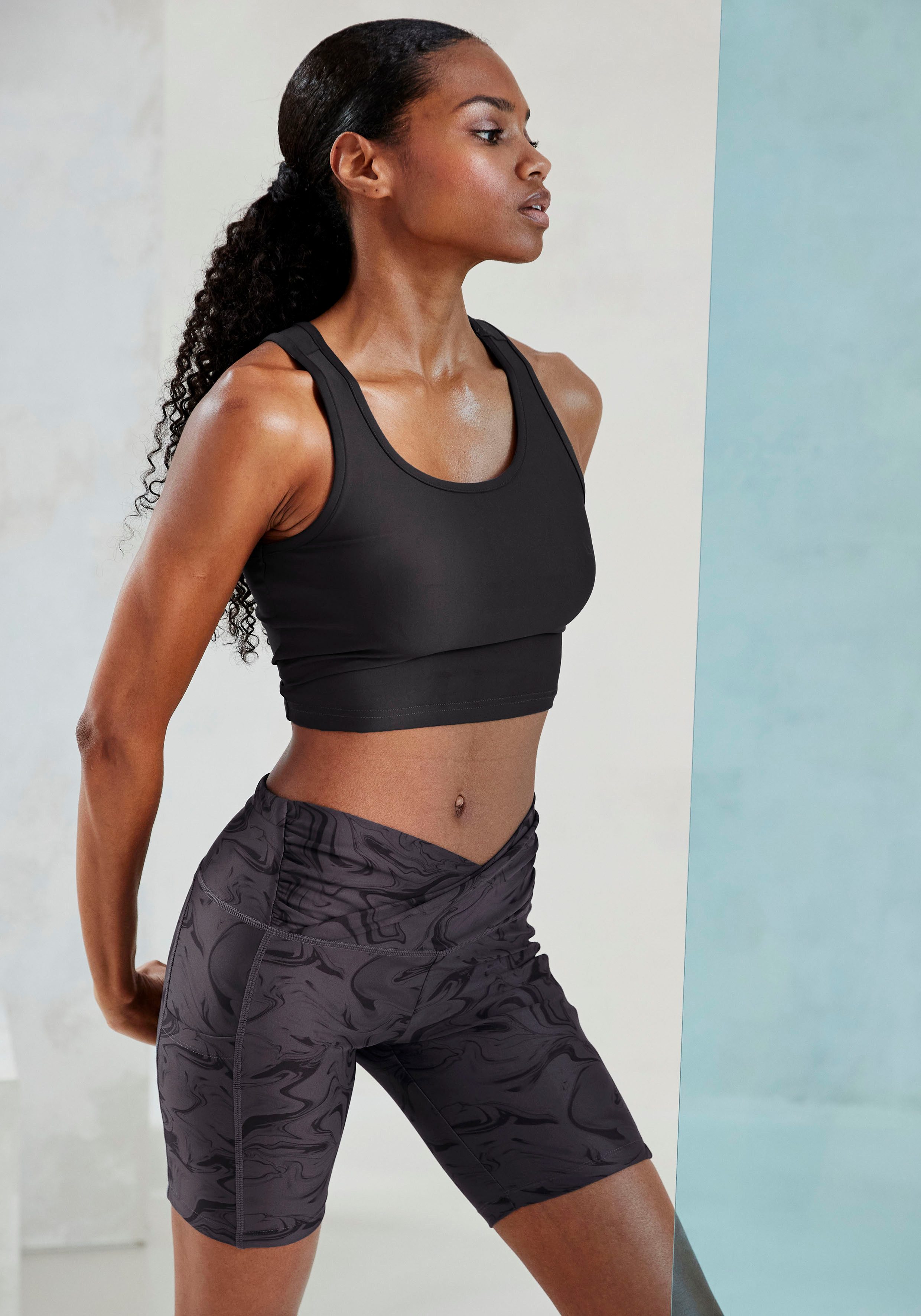 active by Lascana Crop-top Sporttop met racerback en logoprint