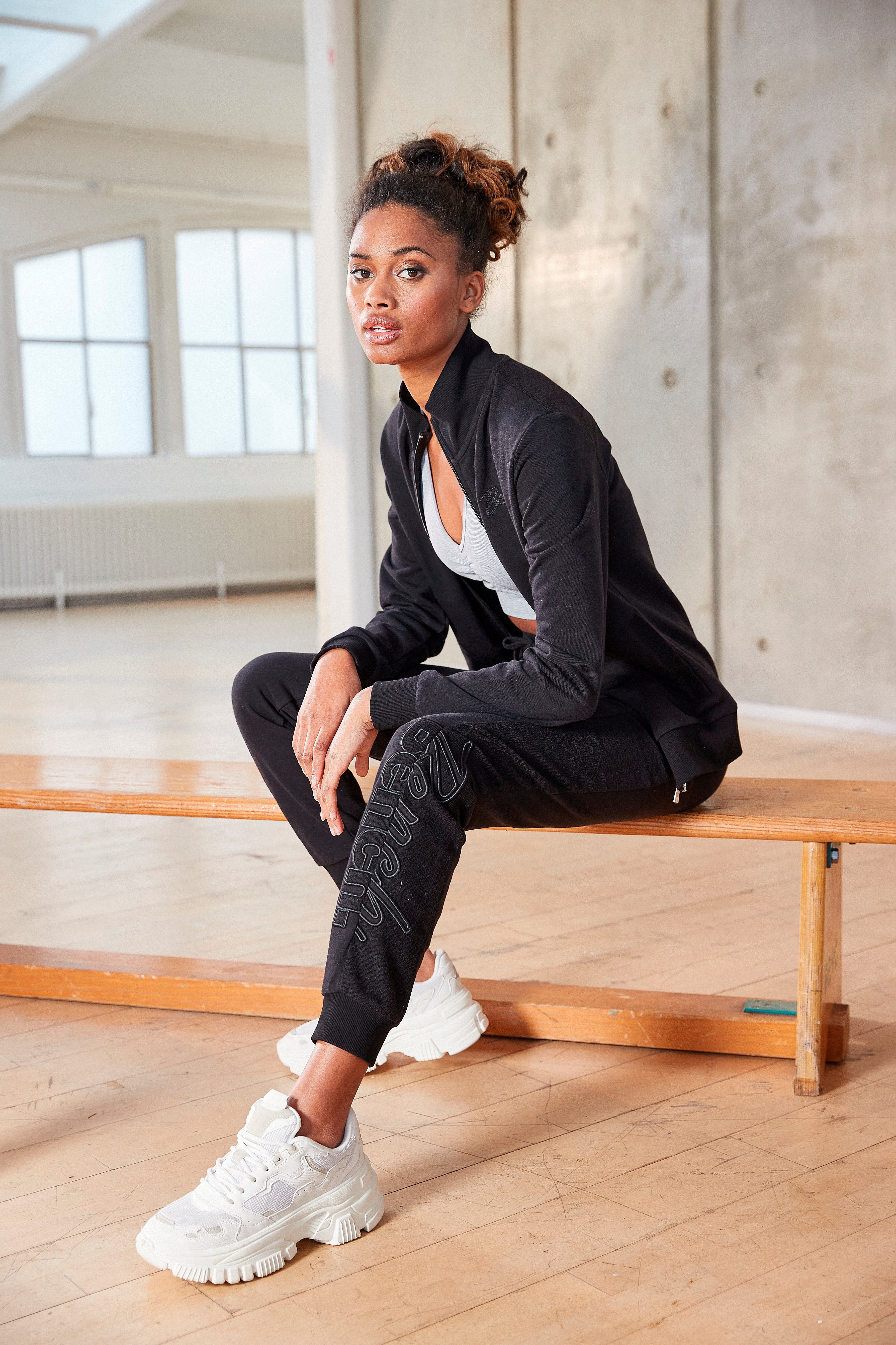 Bench. Relaxbroek met logo-borduurwerk, loungepak