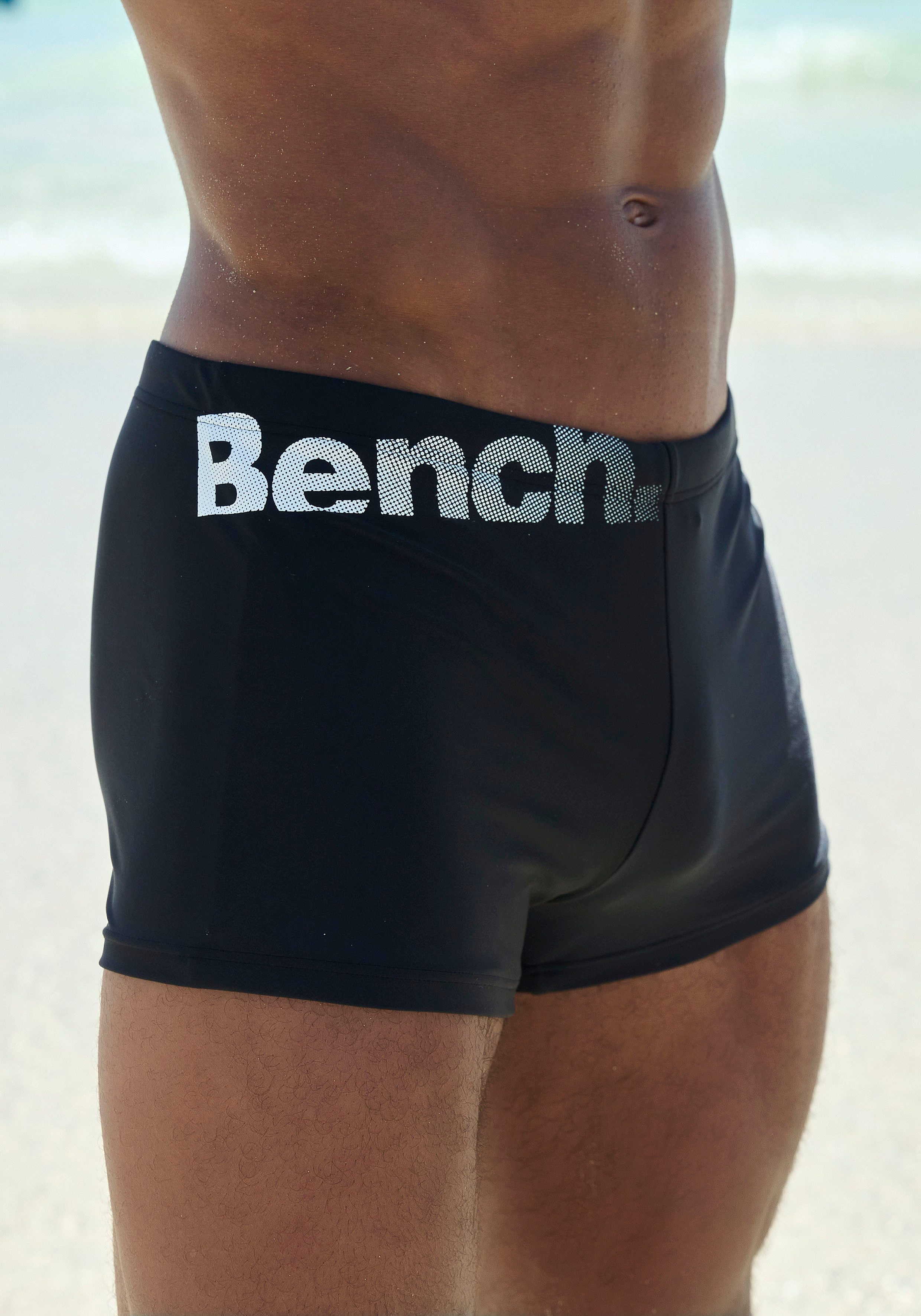 Bench. Zwemboxer met bench-opschrift