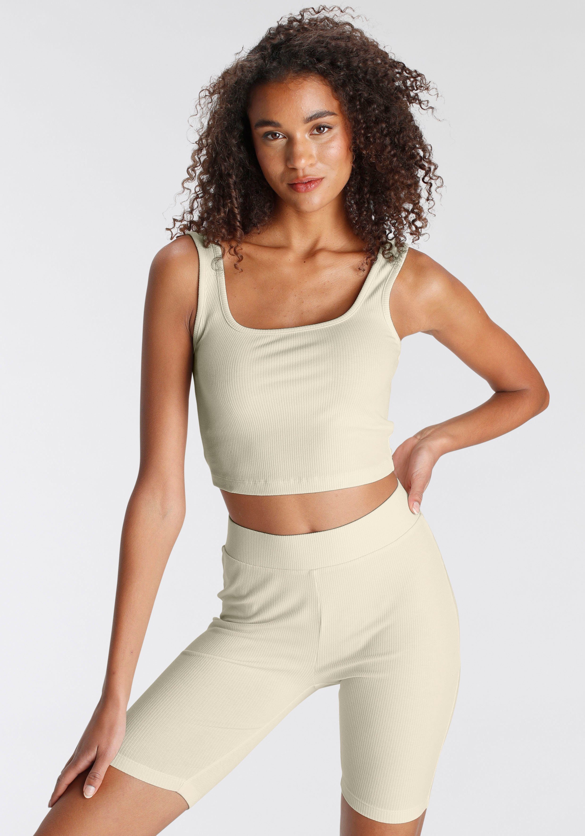 Lascana Shortama bestaat uit top en shorts van ribmateriaal, homewear-set
