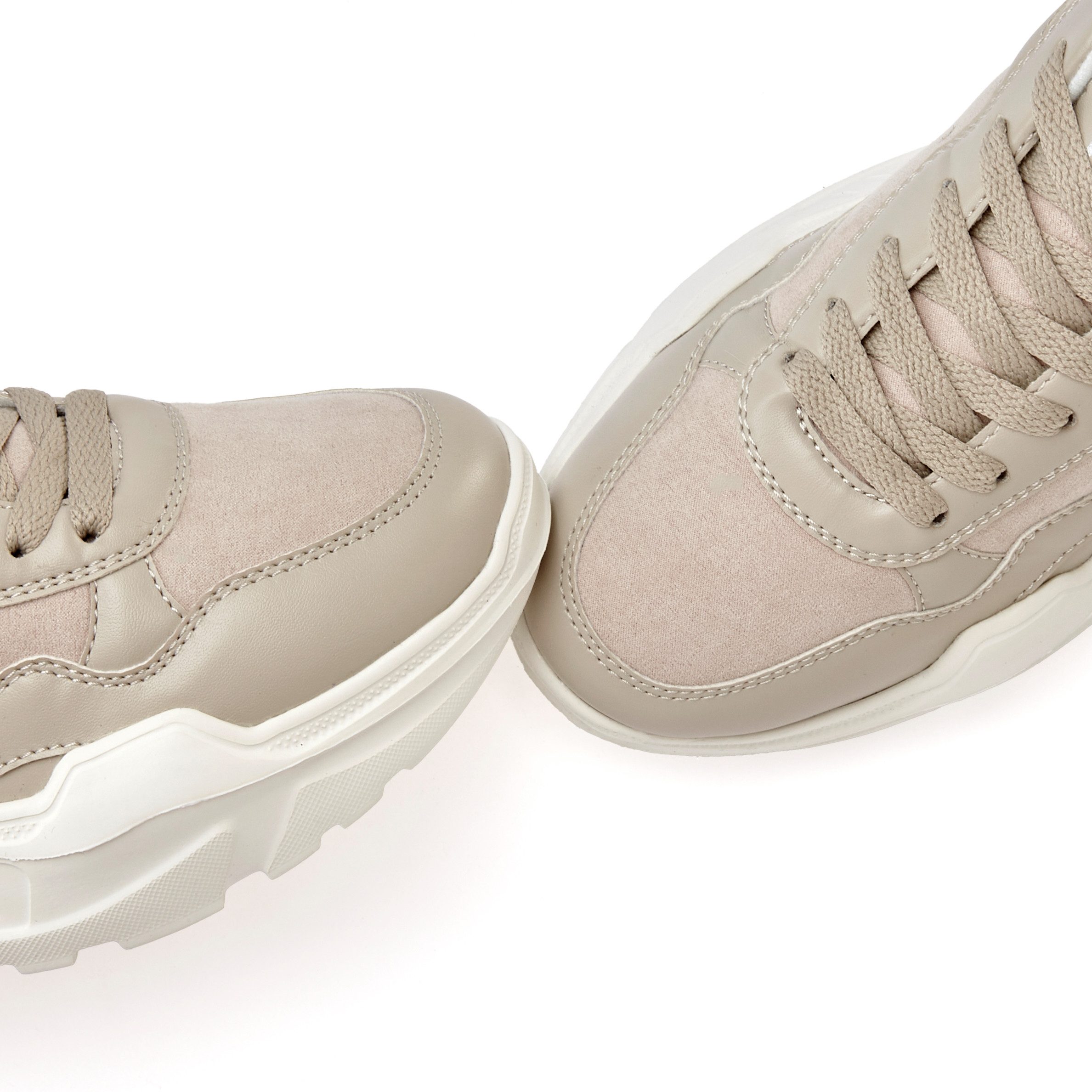Lascana Sneakers Lage schoen, sportschoen, lichte chunky zool, zachte binnenzool VEGAN