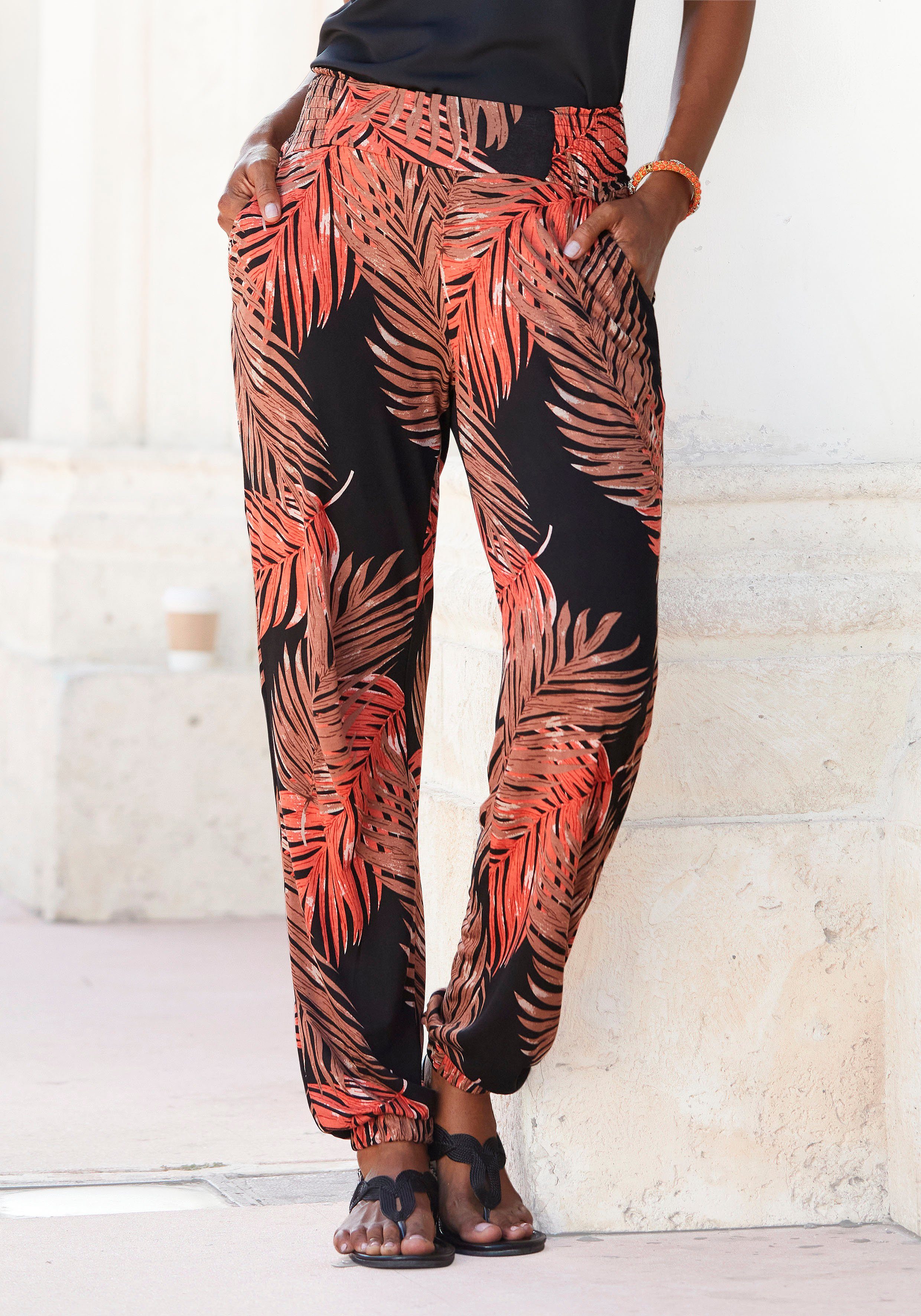 Lascana Strandbroek met print van palmbladeren en zakken, lichtgewicht en elastische jersey broek