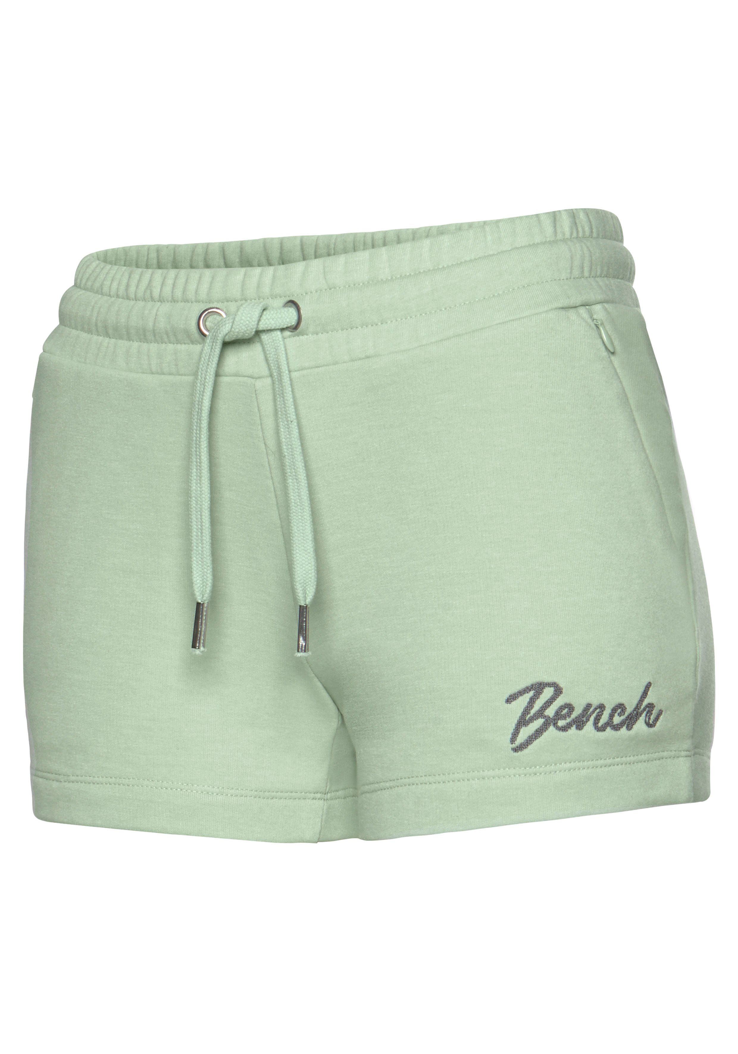 Bench. Short met ritszakken
