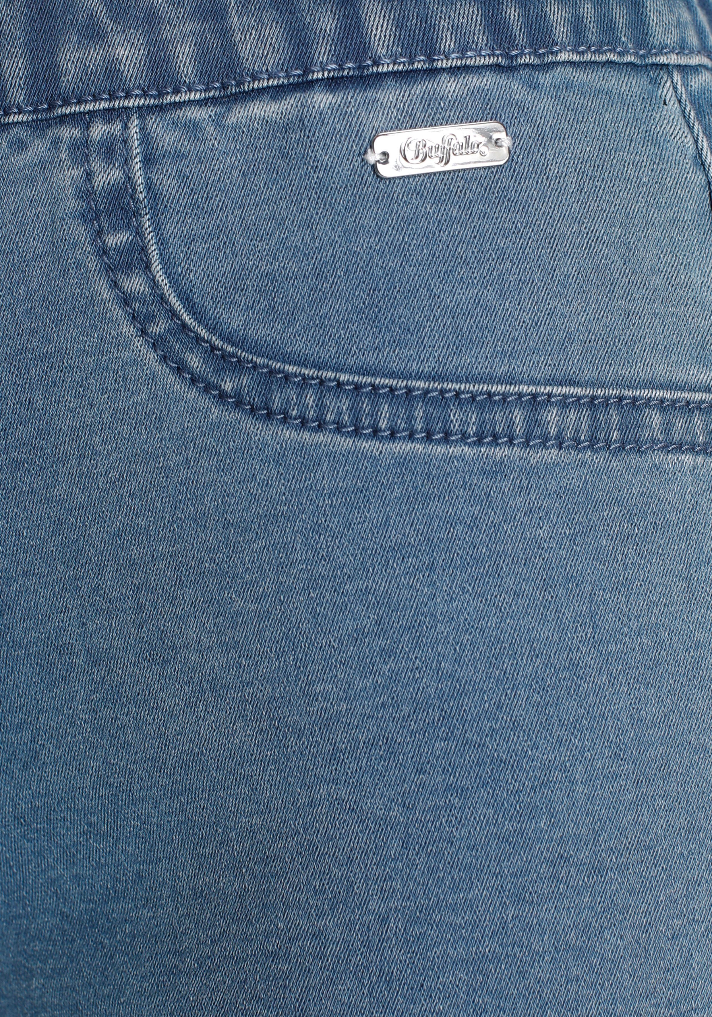 Buffalo Bermuda in elastische denim met twee achterzakken