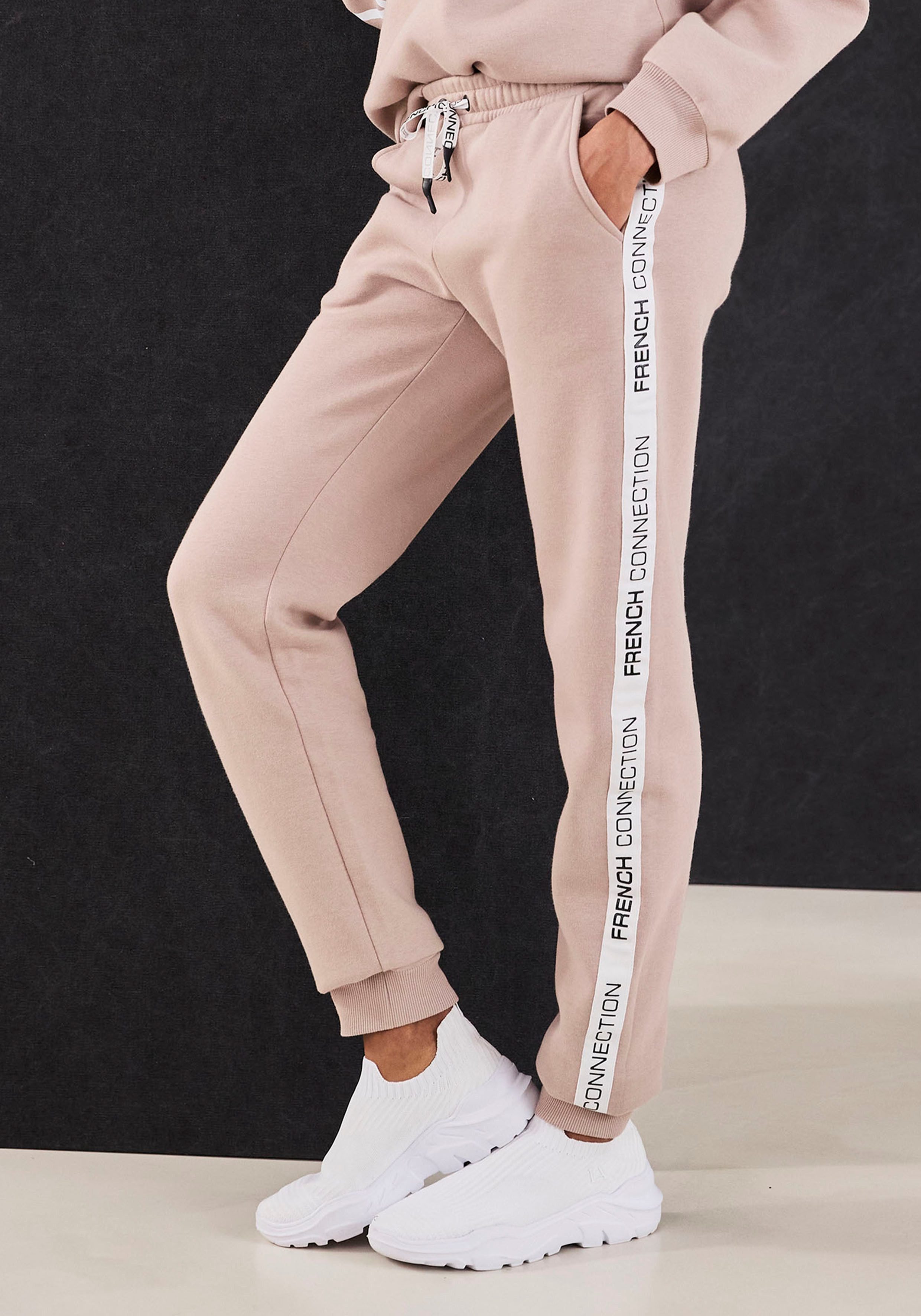 French Connection Sweatbroek met zij contraststrepen en logo-print
