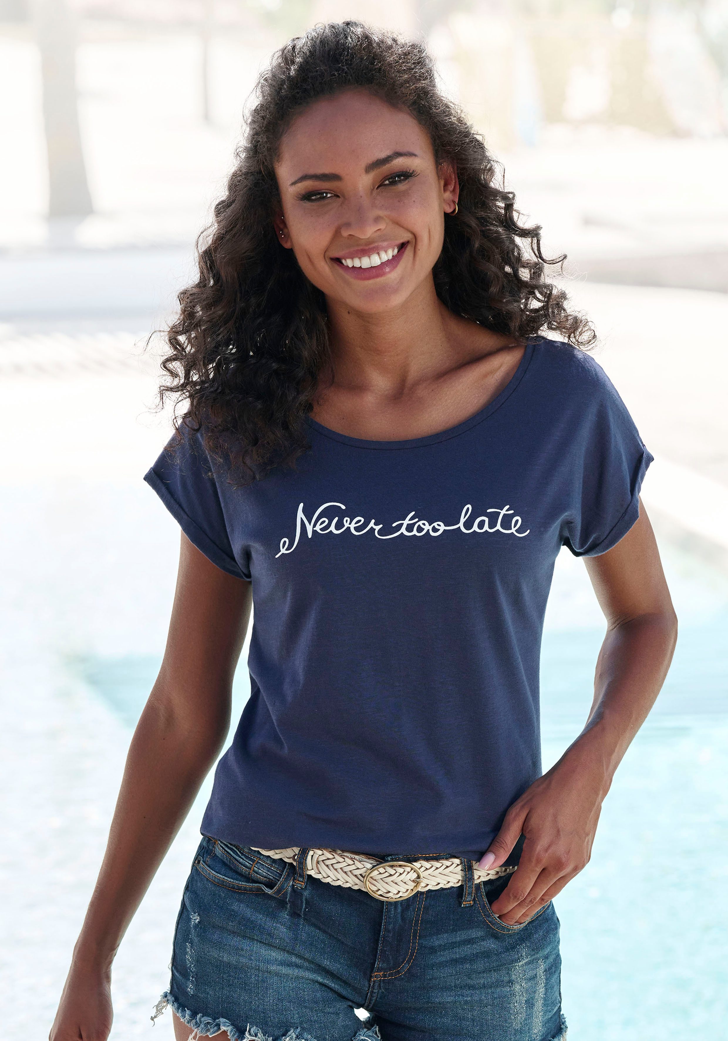 Beachtime T-shirt Met frontprint "Never too late"