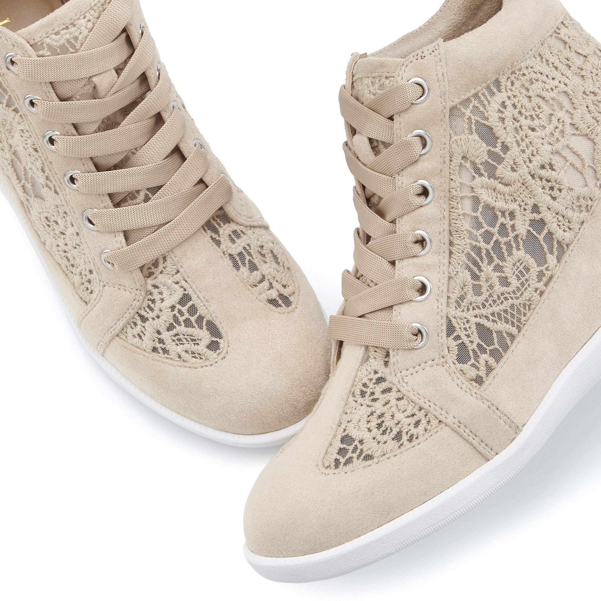 Lascana Sneakers Vrijetijdsschoen, met ingesloten sleehak en puntdetails