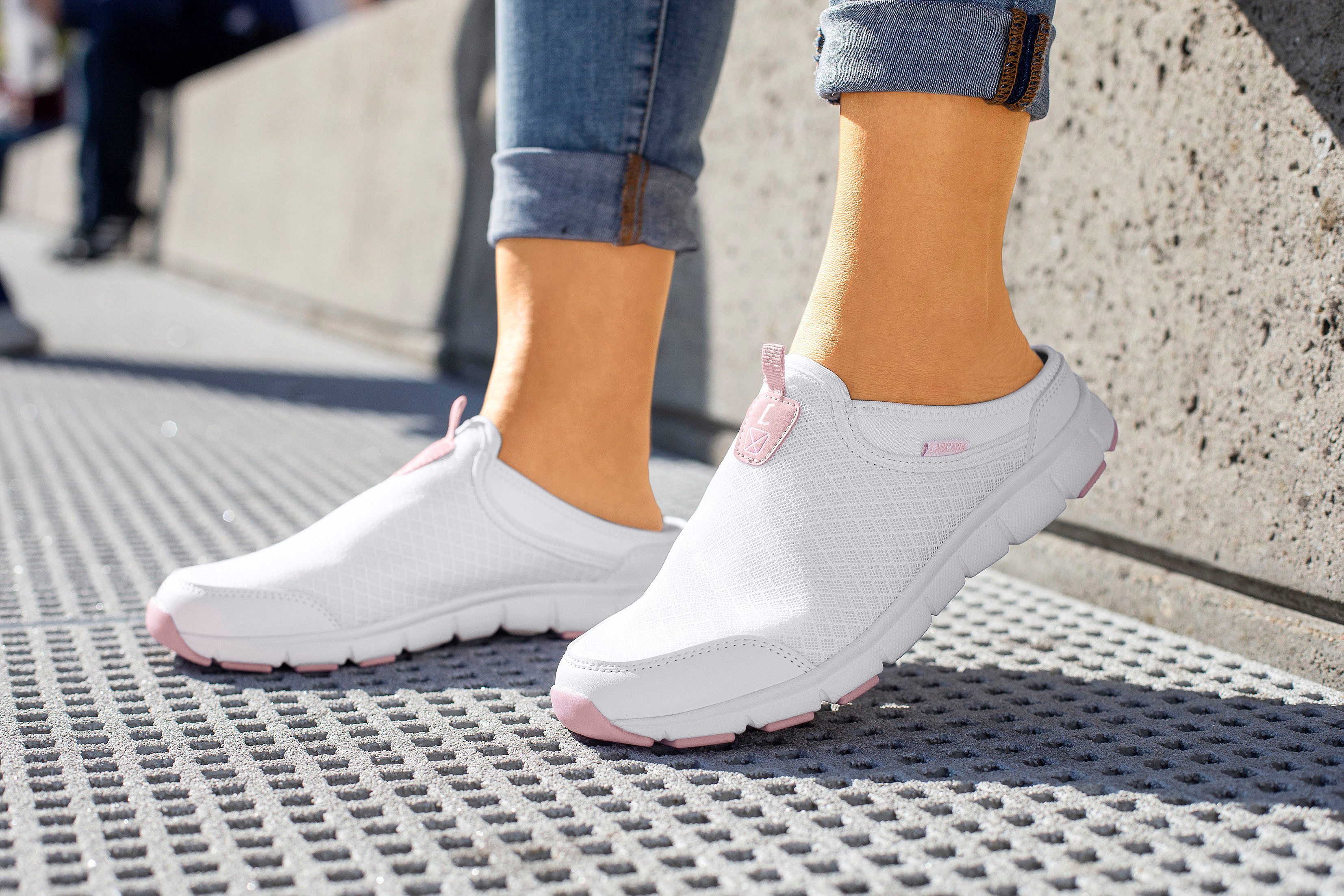 Lascana Slip-on sneakers Lage schoen, vrijetijdsschoen, sabot, clogs van licht mesh-materiaal