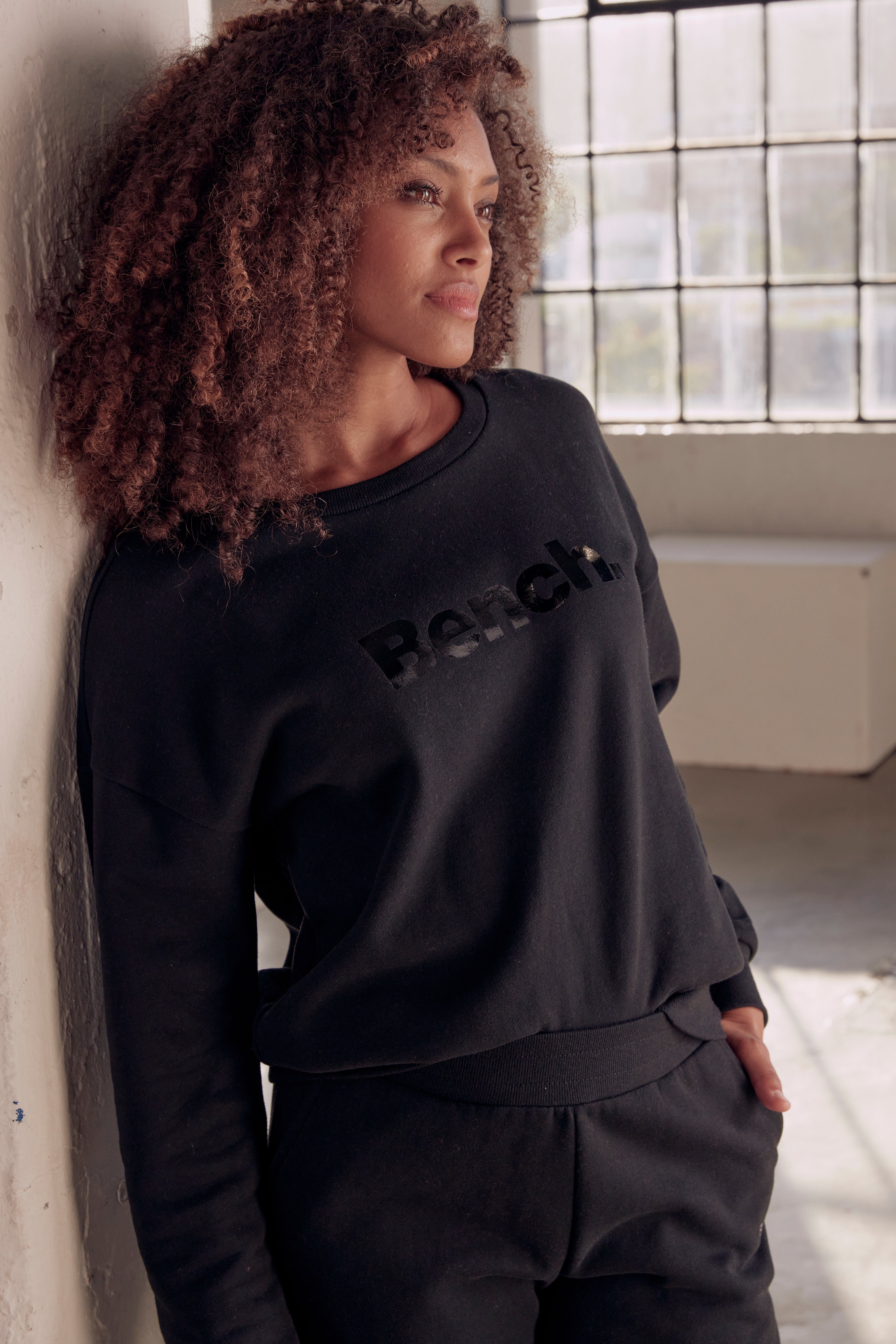 Bench. Loungewear Sweatshirt Loungeshirt met glanzende logoprint, loungewear tops & hoodies maat 32/34 zwart