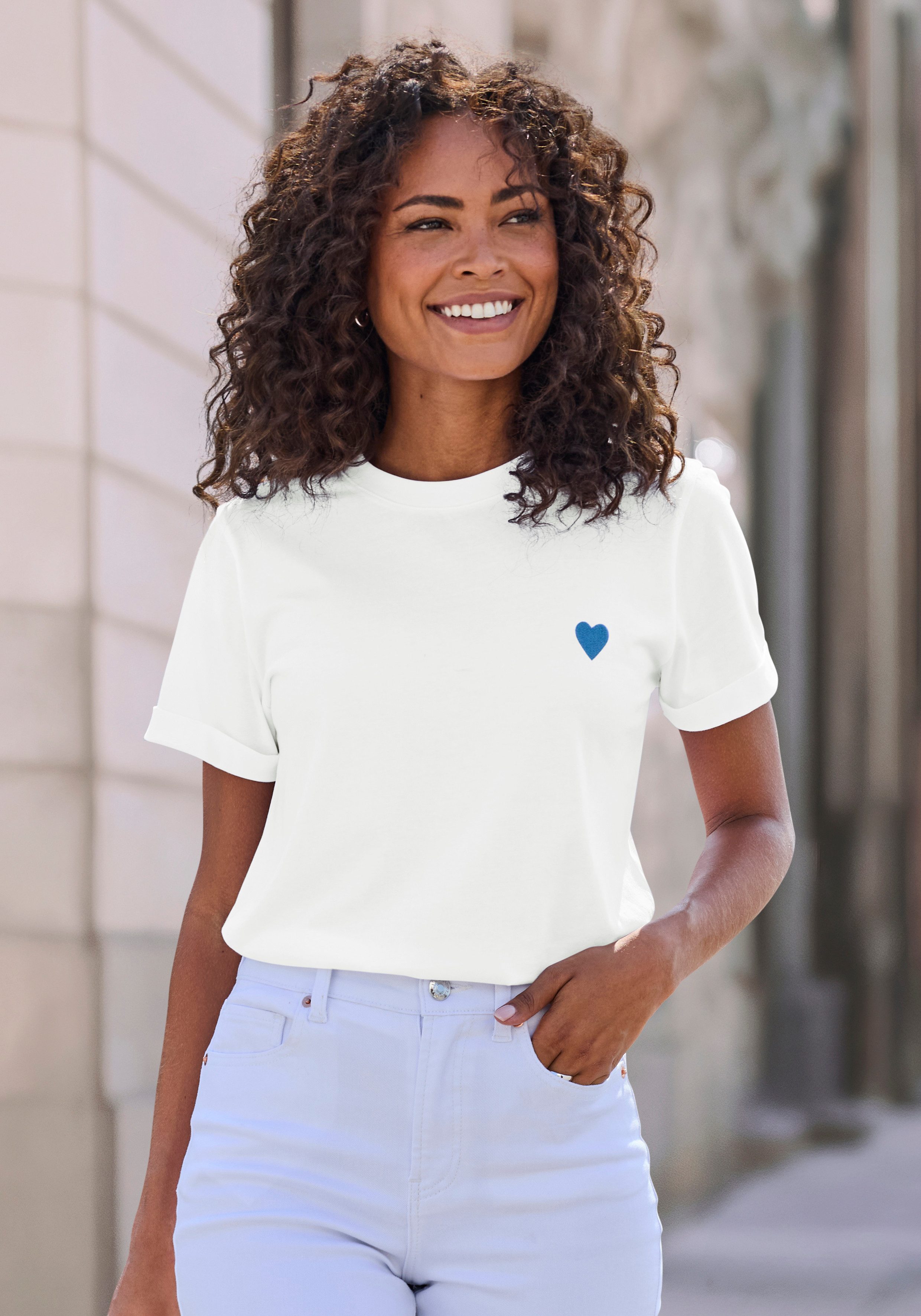 Lascana T-shirt met schattige geborduurde hartjes, katoenen shirt met korte mouwen