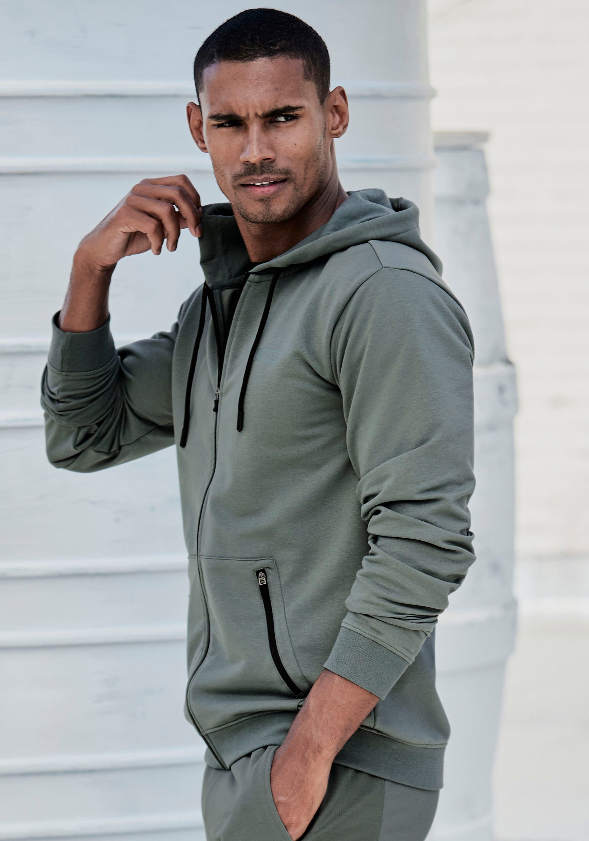 le jogger® Capuchonsweatvest met ritszakken opzij
