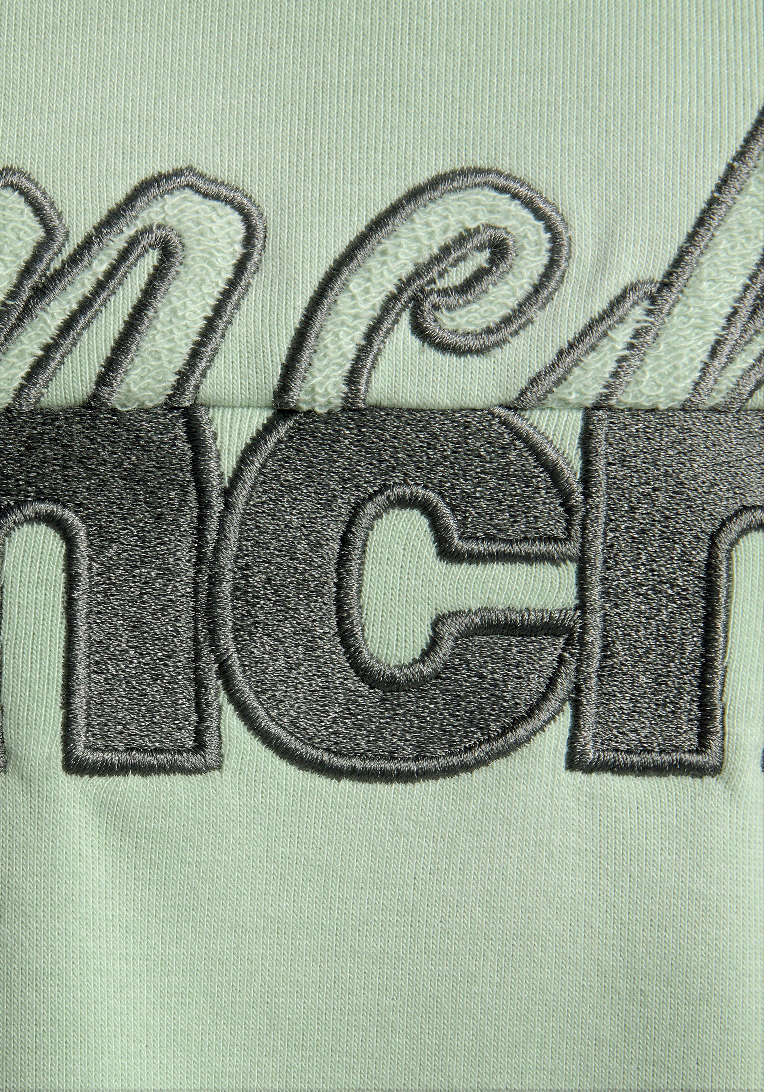 Bench. Sweatjurk met luxueus logoborduursel