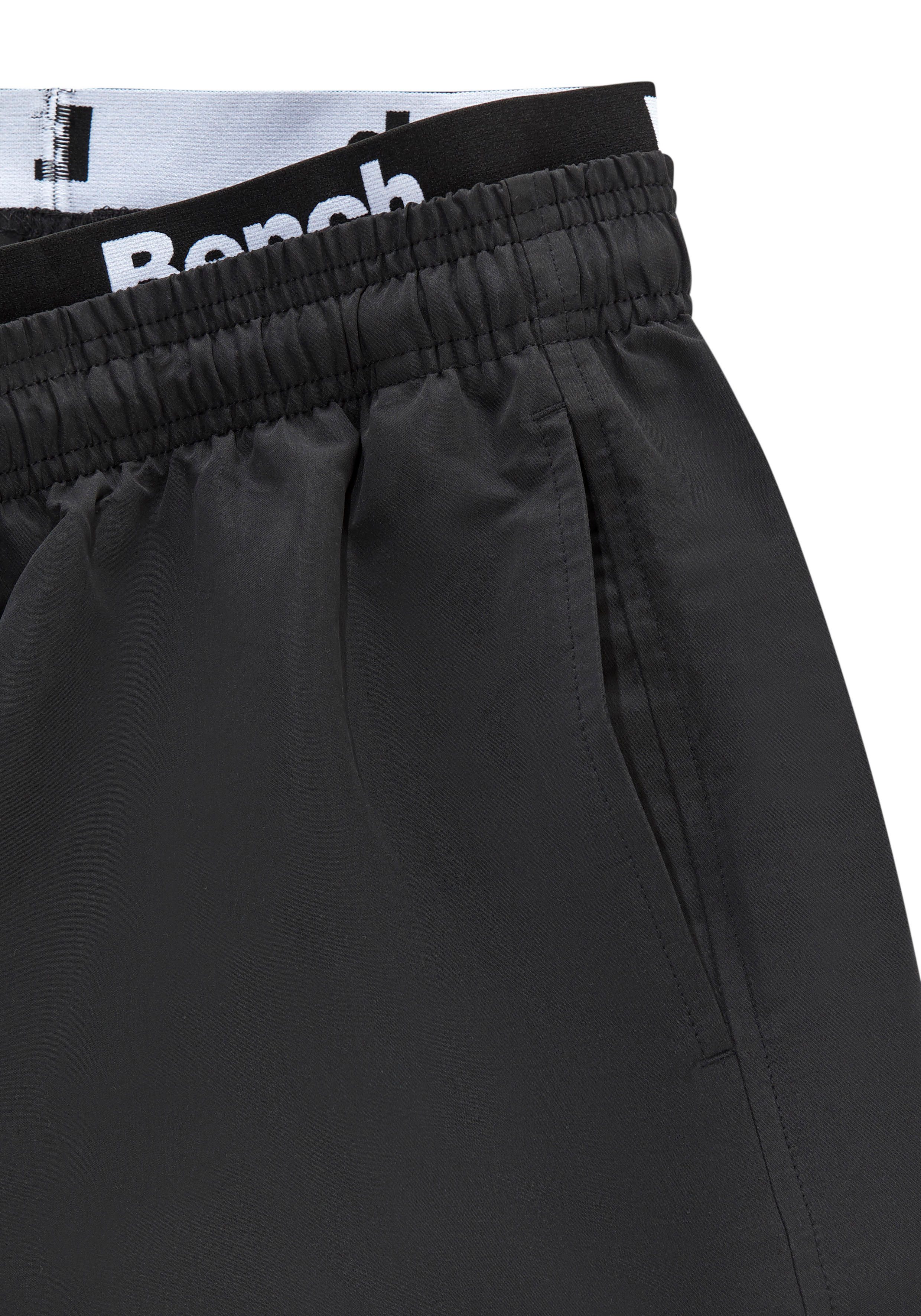 Bench. Zwembroek met modern logo-band