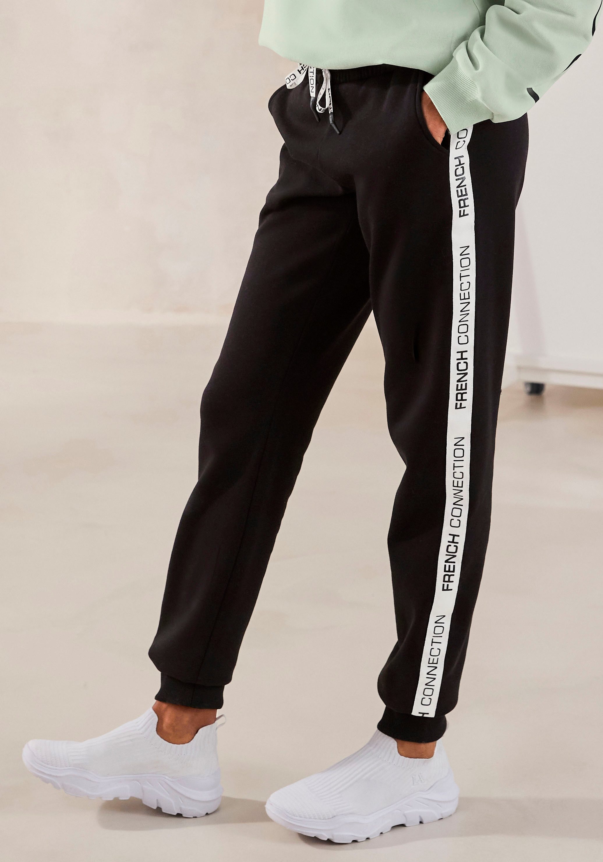 French Connection Sweatbroek met zij contraststrepen en logo-print