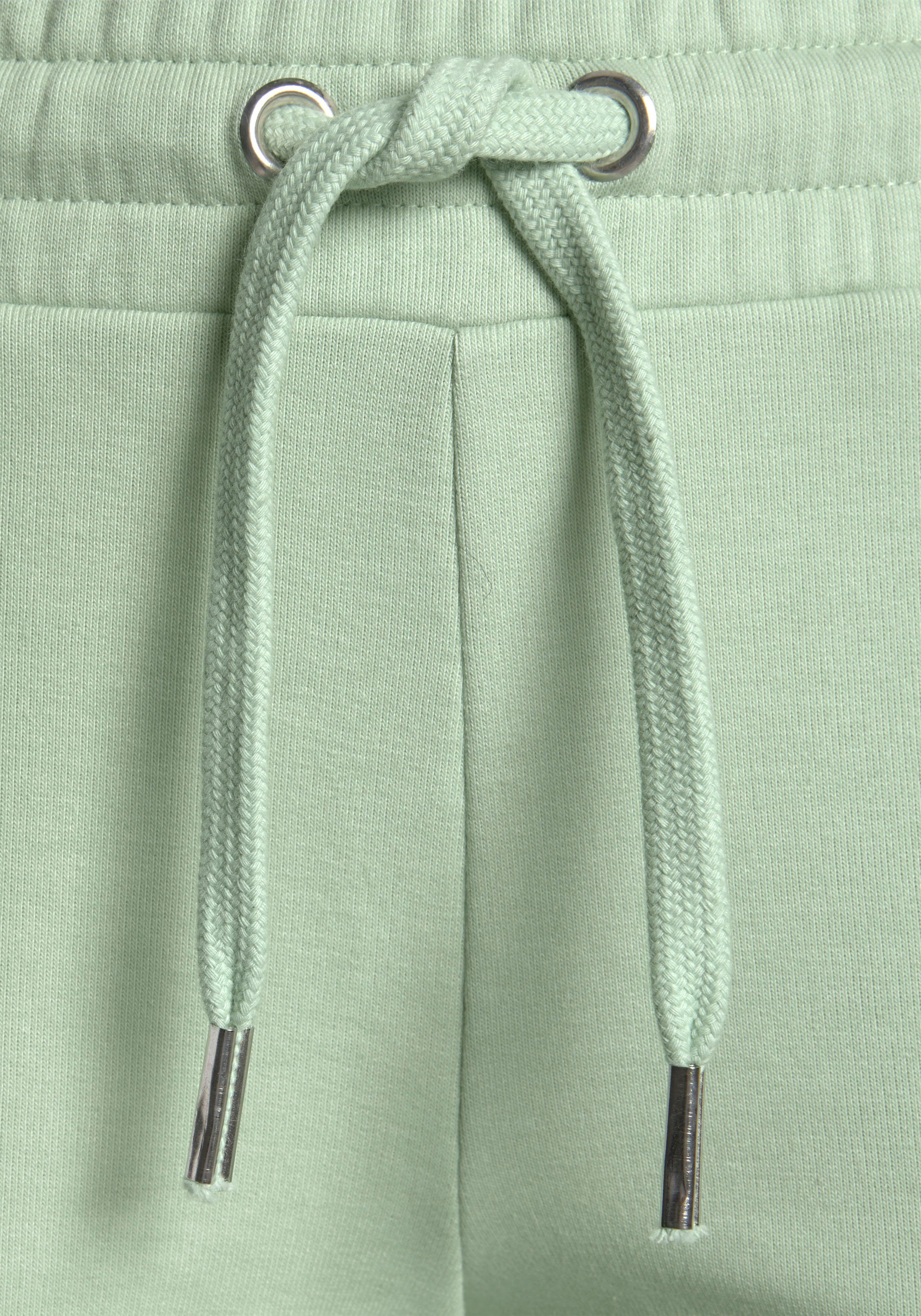 Bench. Short met ritszakken