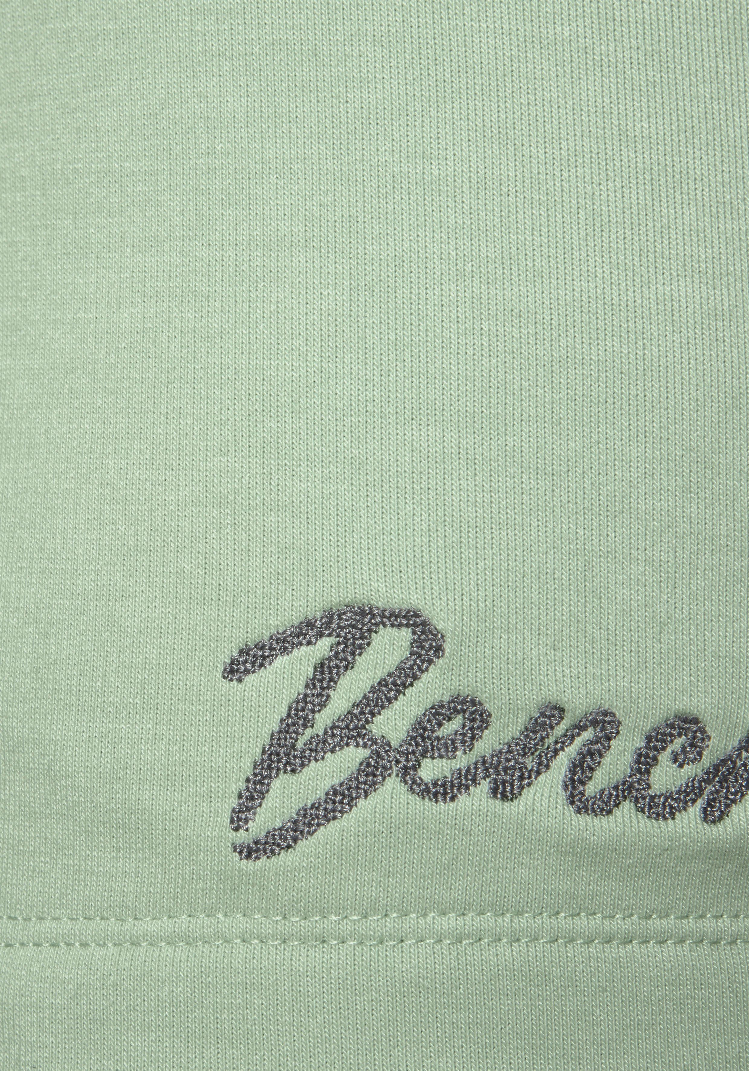 Bench. Short met ritszakken