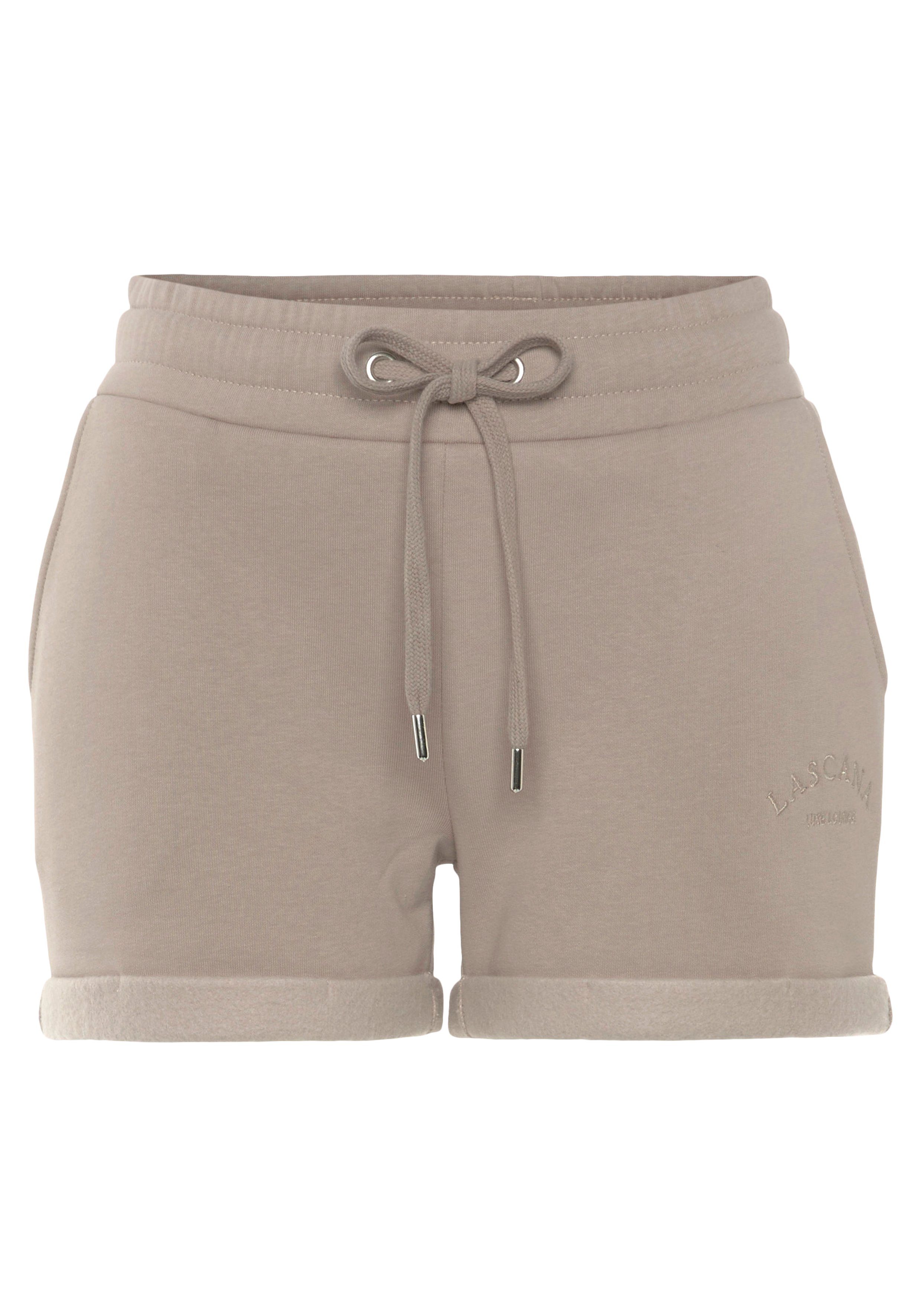 Lascana Relaxshorts - Sweatshorts - Korte broek met zijzakken en logostiksel, loungewear