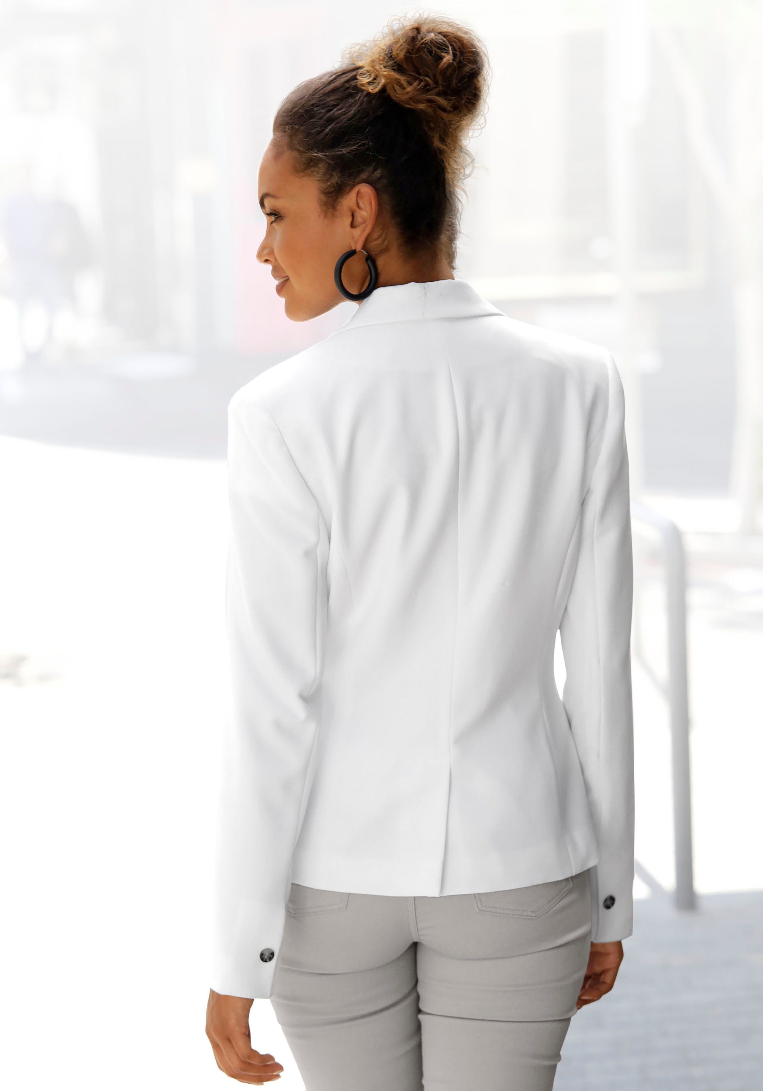 Lascana Korte blazer in klassieke vorm, getailleerde damesblazer, sportief elegant