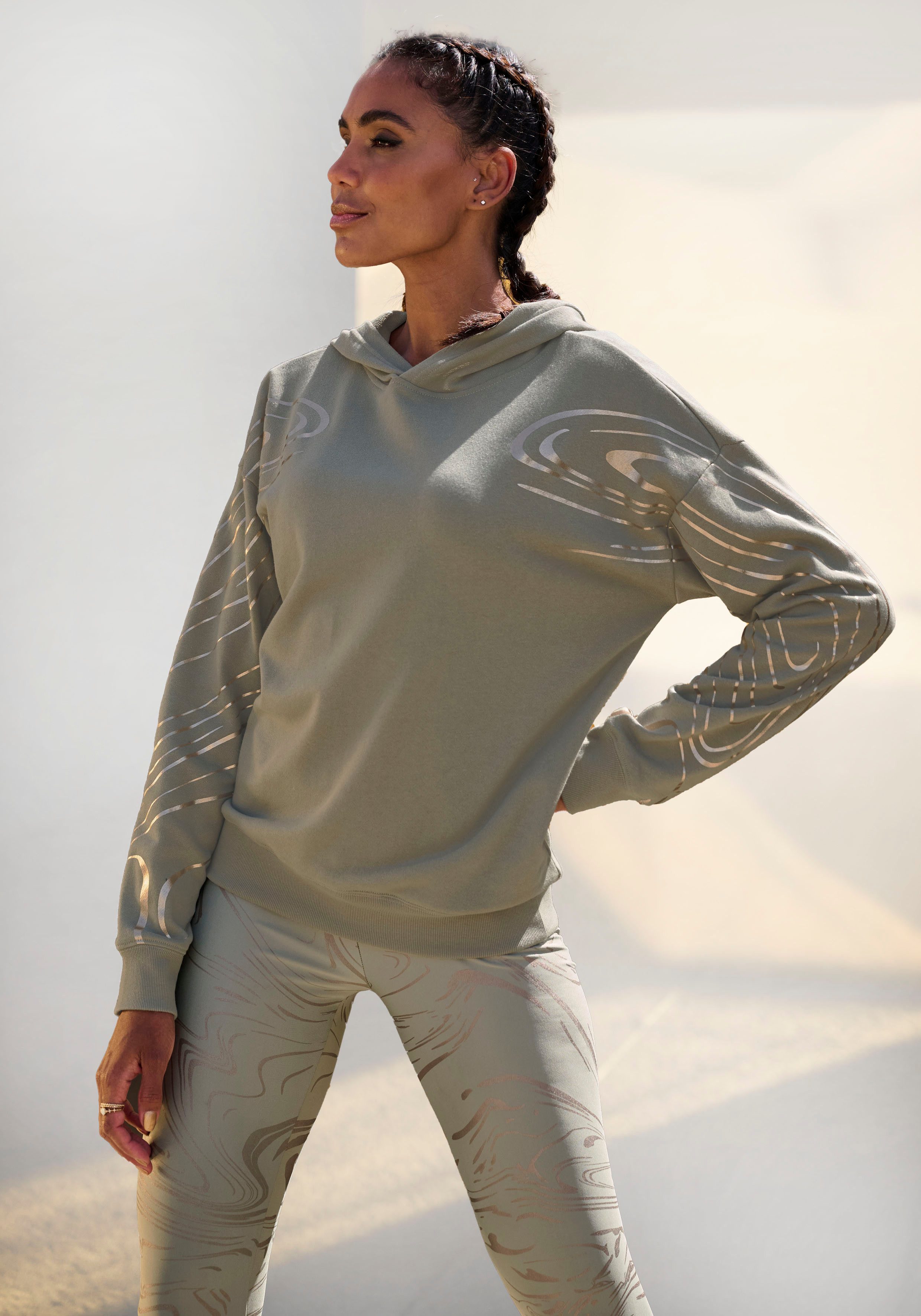active by Lascana Hoodie met glanzende print