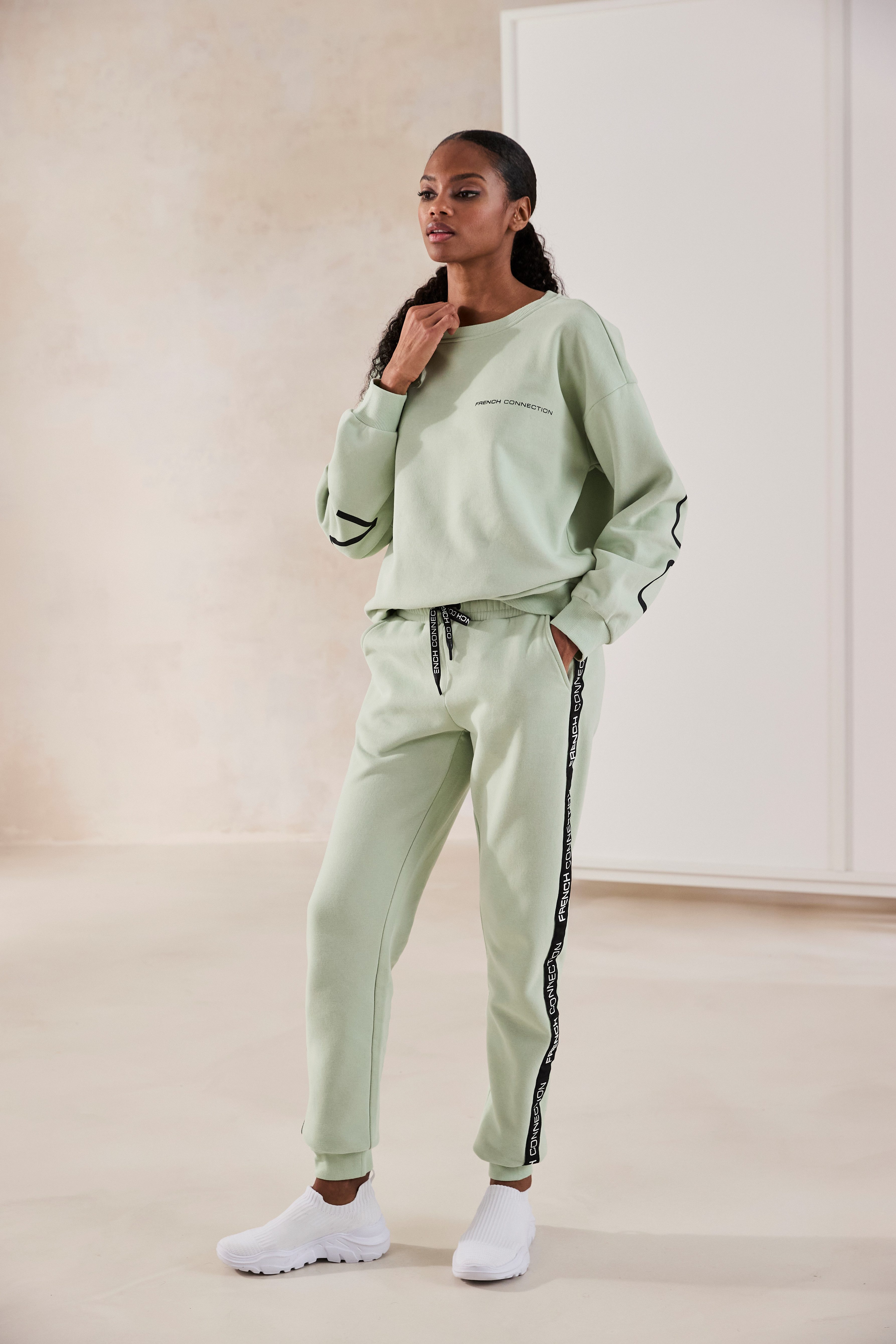French Connection Sweatbroek met zij contraststrepen en logo-print