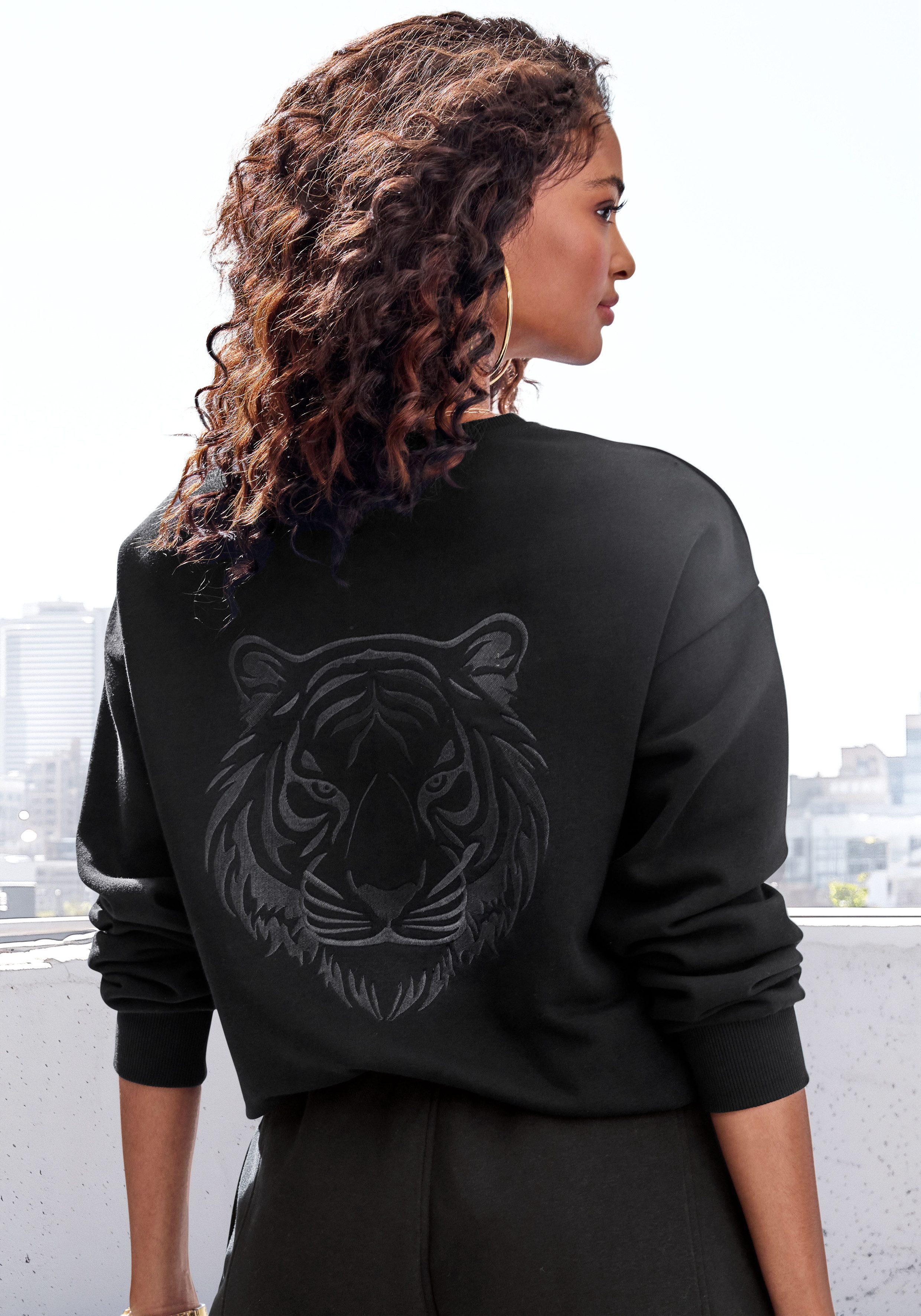 Buffalo Sweater met geweldig borduurwerk op de achterkant