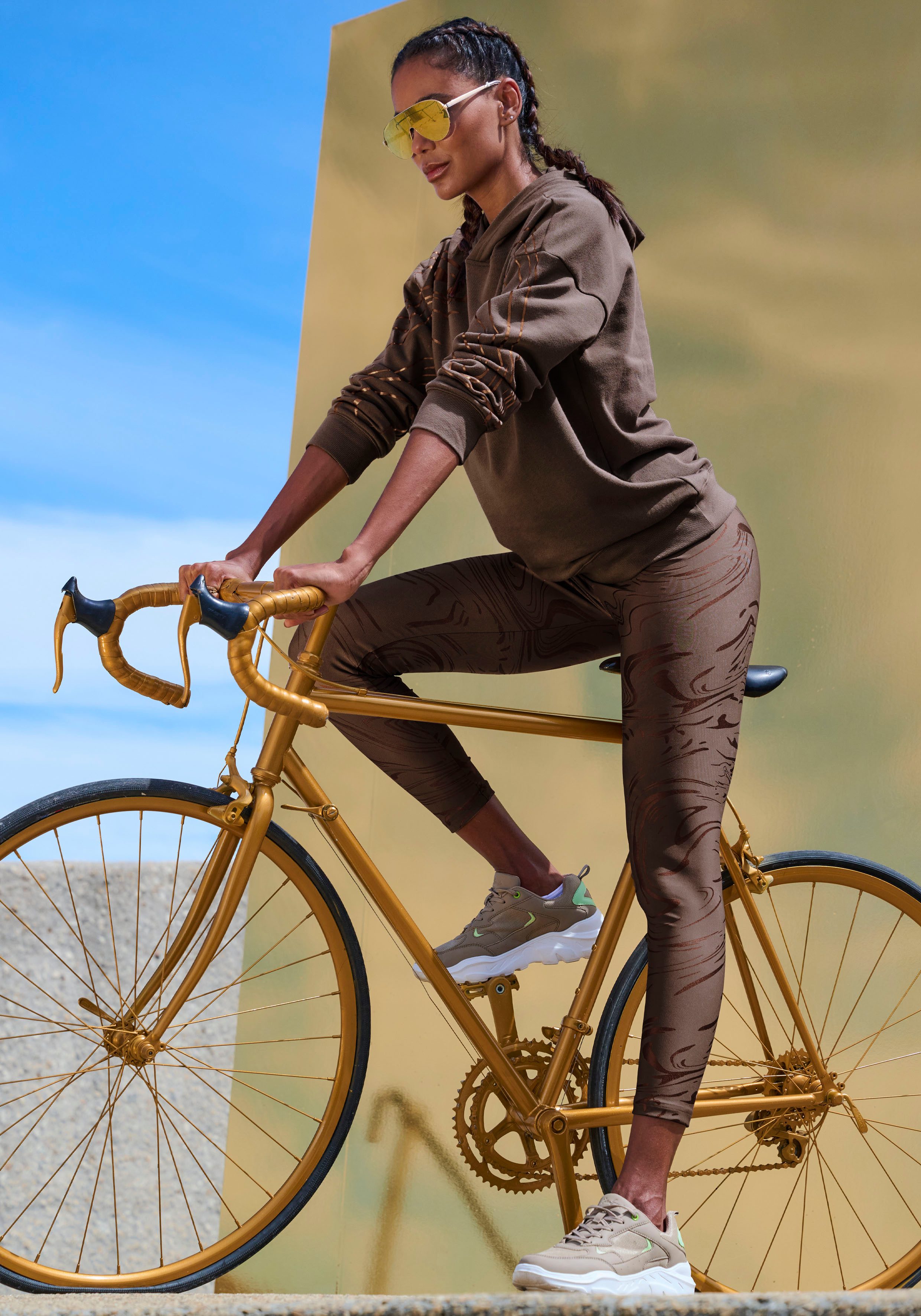 active by Lascana Hoodie met glanzende print