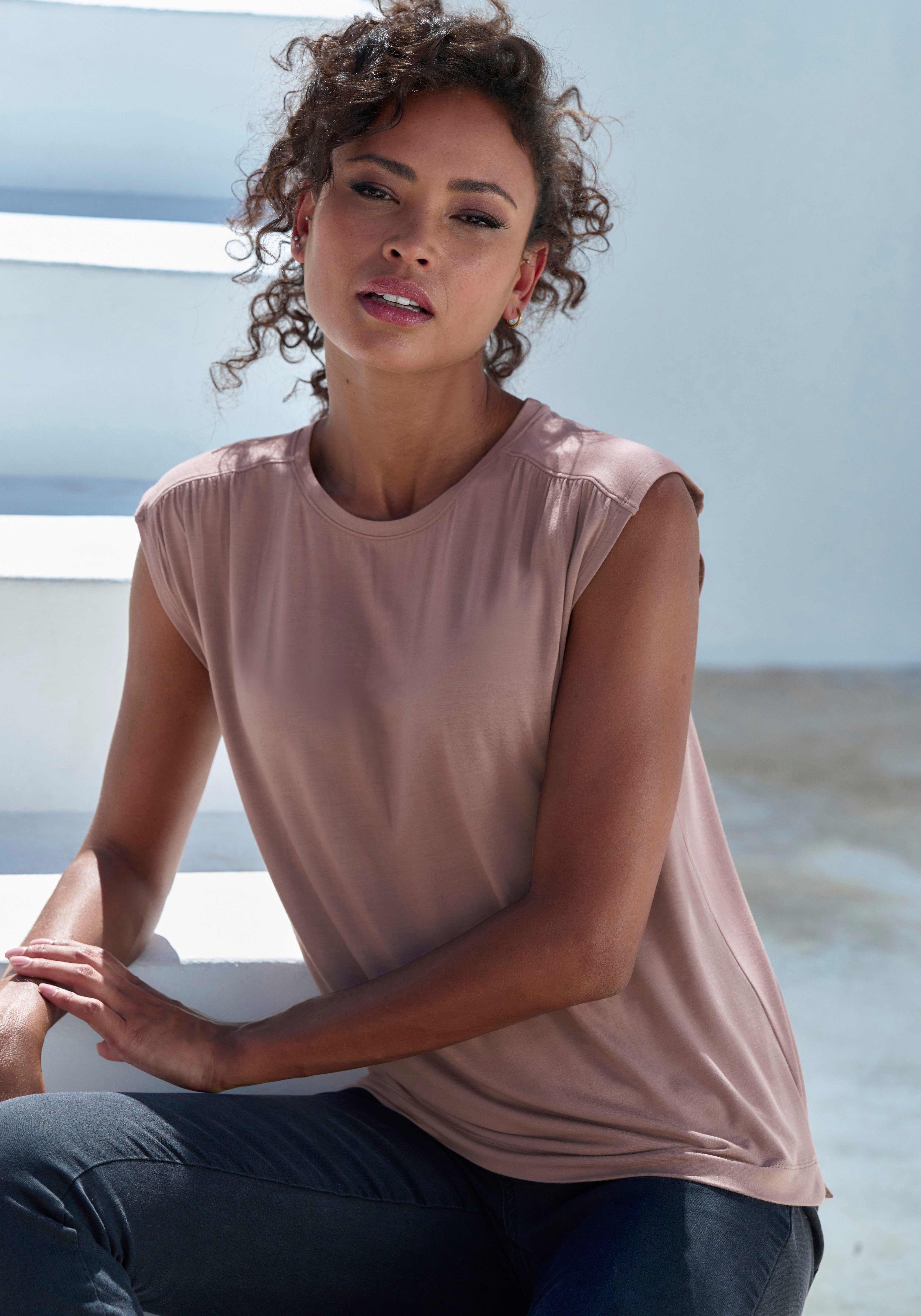 Lascana Shirttop Met schouderrimpeling van zachte viscose-stretch