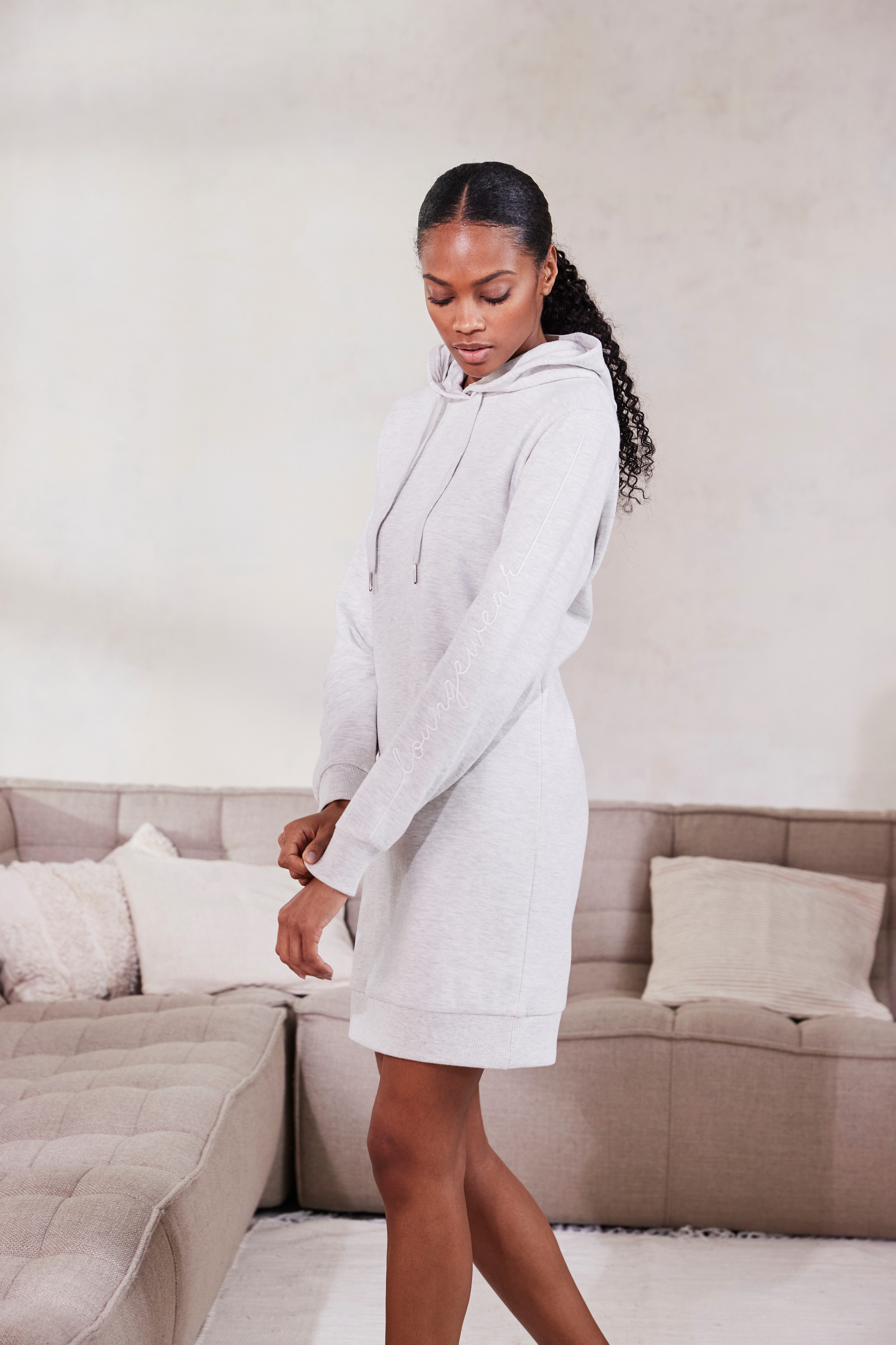 Vivance Sweatjurk met loungewear borduursel, lounge jurk (1-delig)