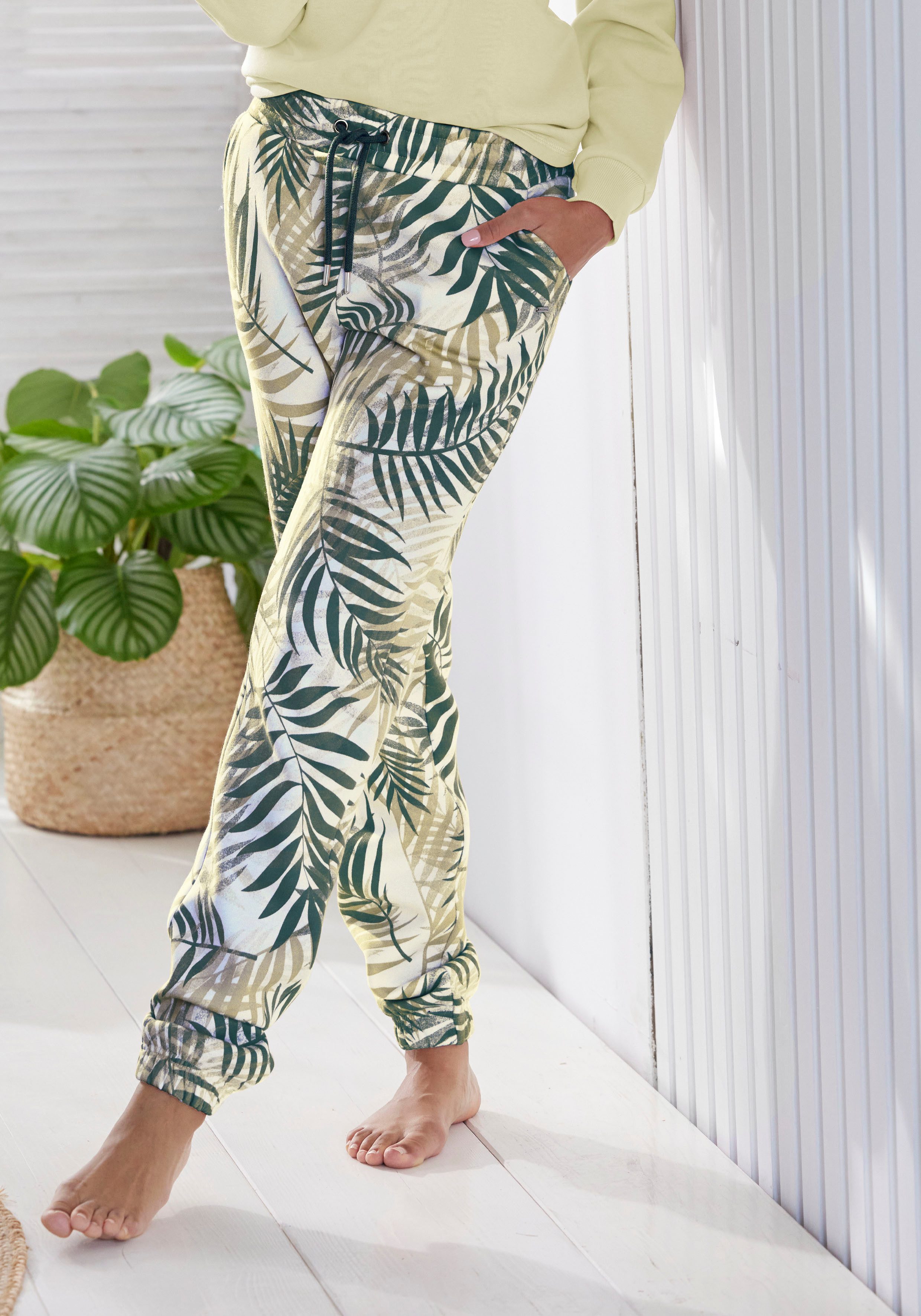 Lascana Sweatpants -Loungebroek Loungebroek met allover-print, loungewear (1-delig)