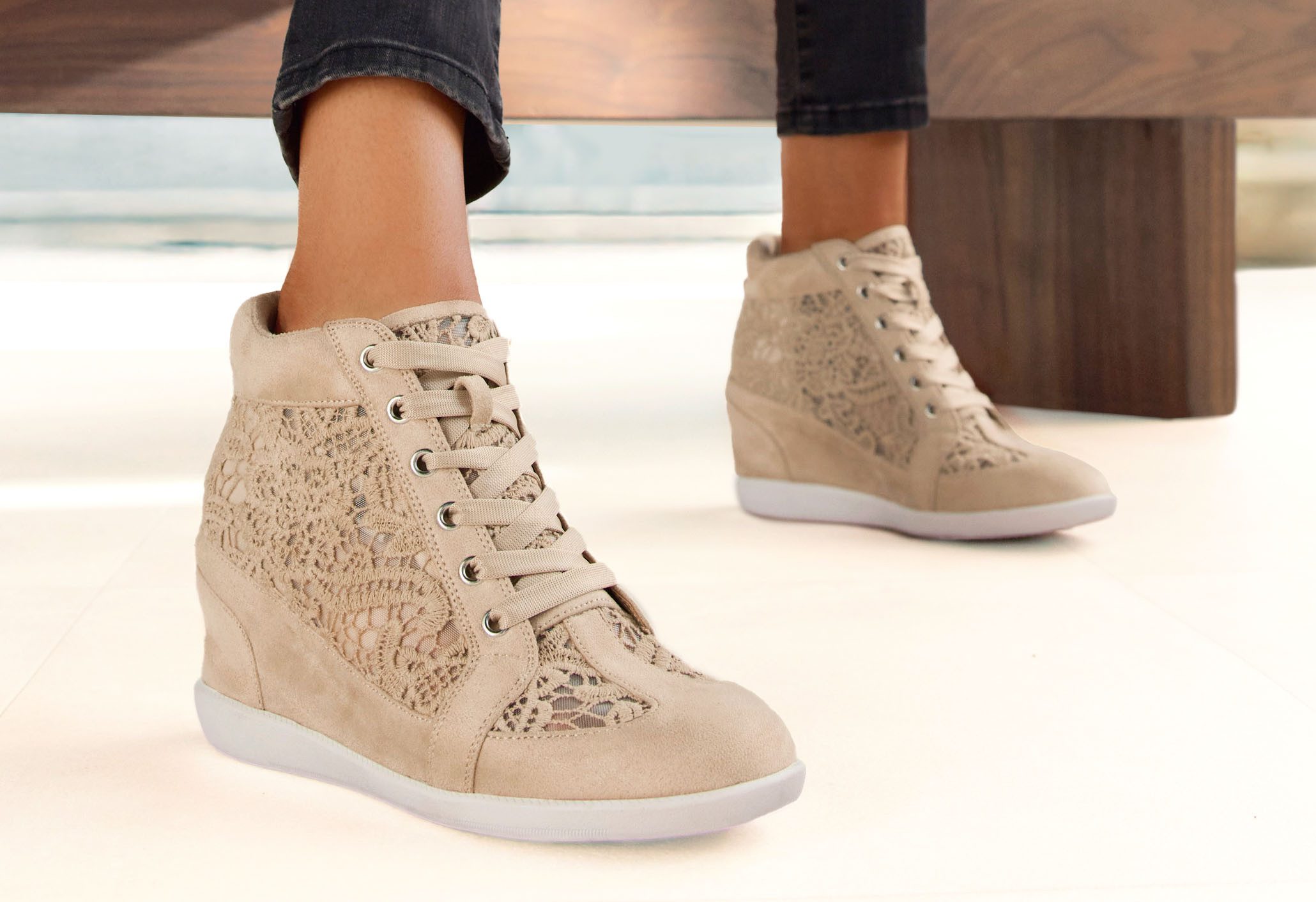 Lascana Sneakers Vrijetijdsschoen, met ingesloten sleehak en puntdetails