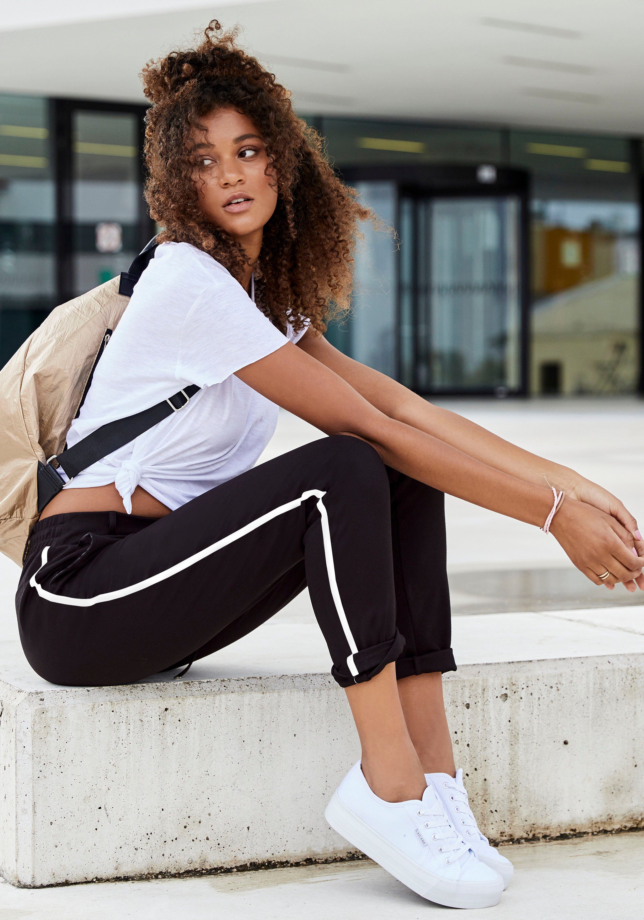 Lascana Jogpants met sportieve zijstrepen, loungewear