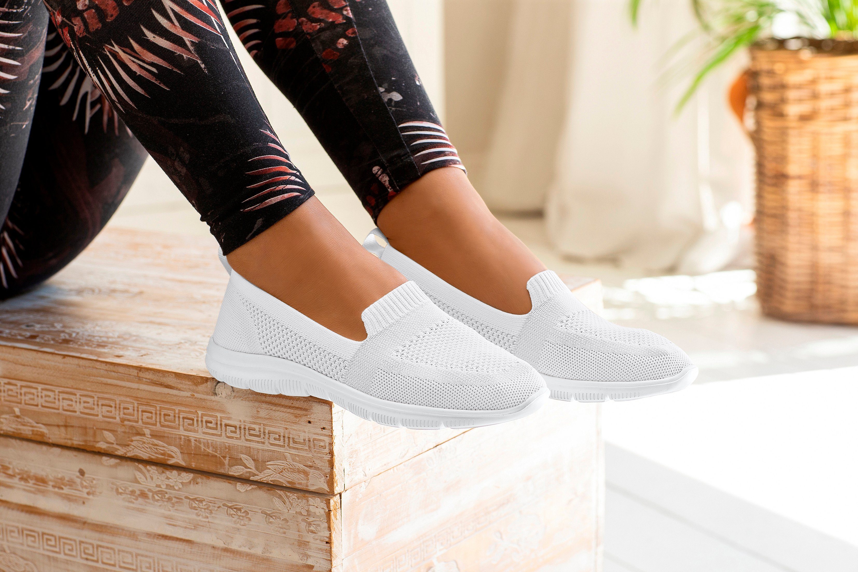 Lascana Instappers Slip-on sneaker, lage schoen, ultralichte sneaker, VEGAN instappers maat 36 wit