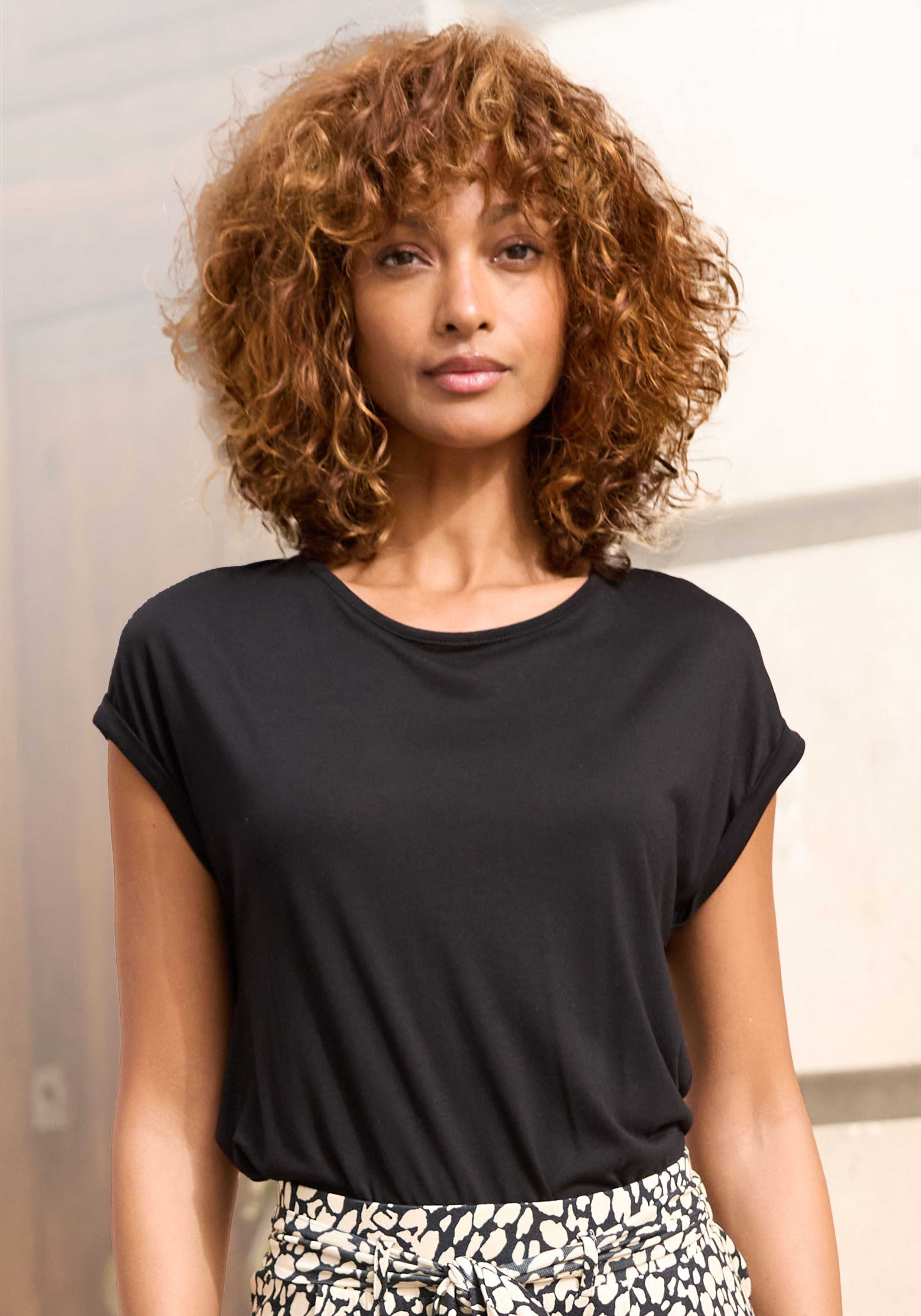 Lascana Shirt met korte mouwen met ronde halslijn, jersey stof, mouwomslag, basic