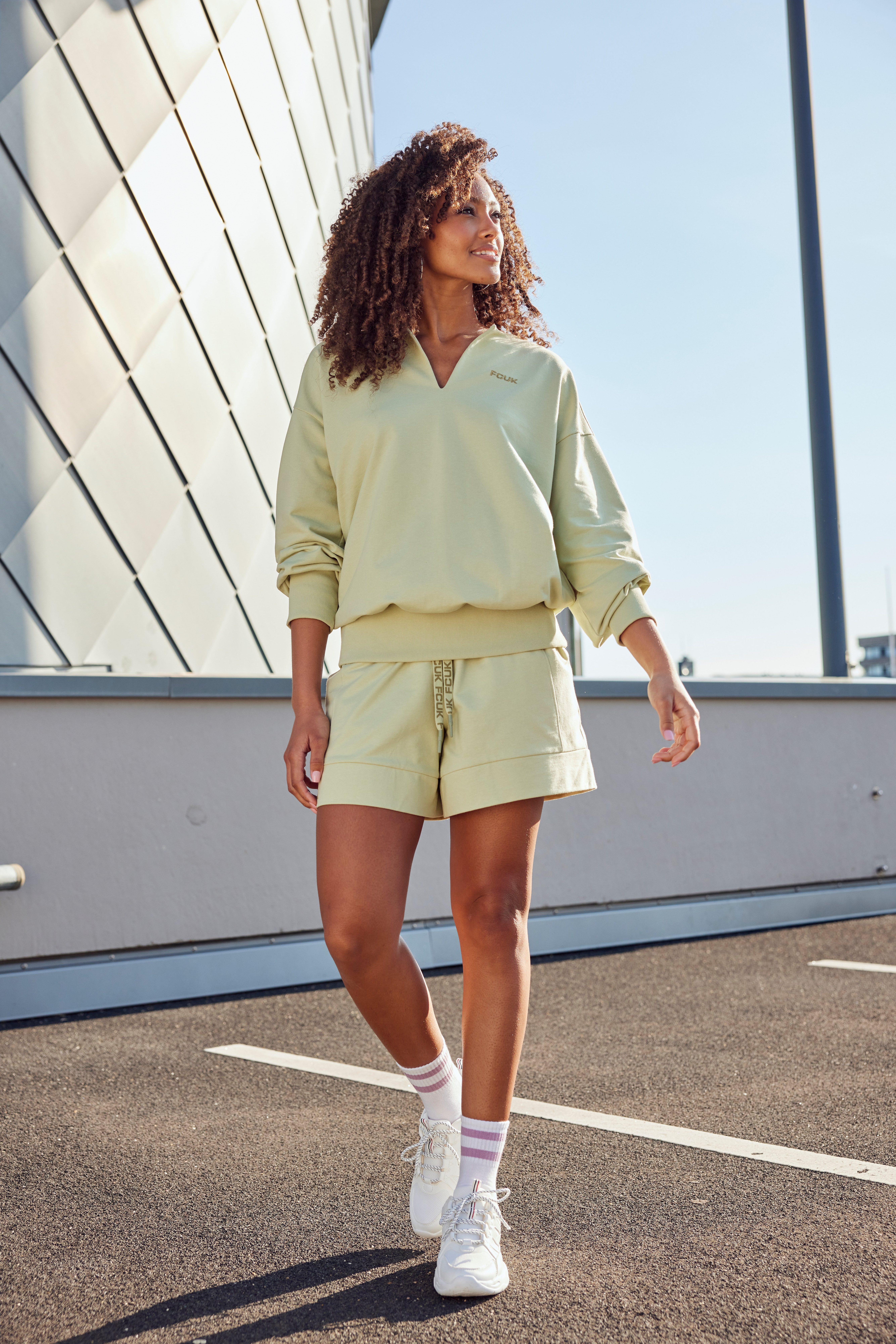FCUK Sweatshort met lengte scheidingnaad en logo-opdruk, loungewear (1-delig)