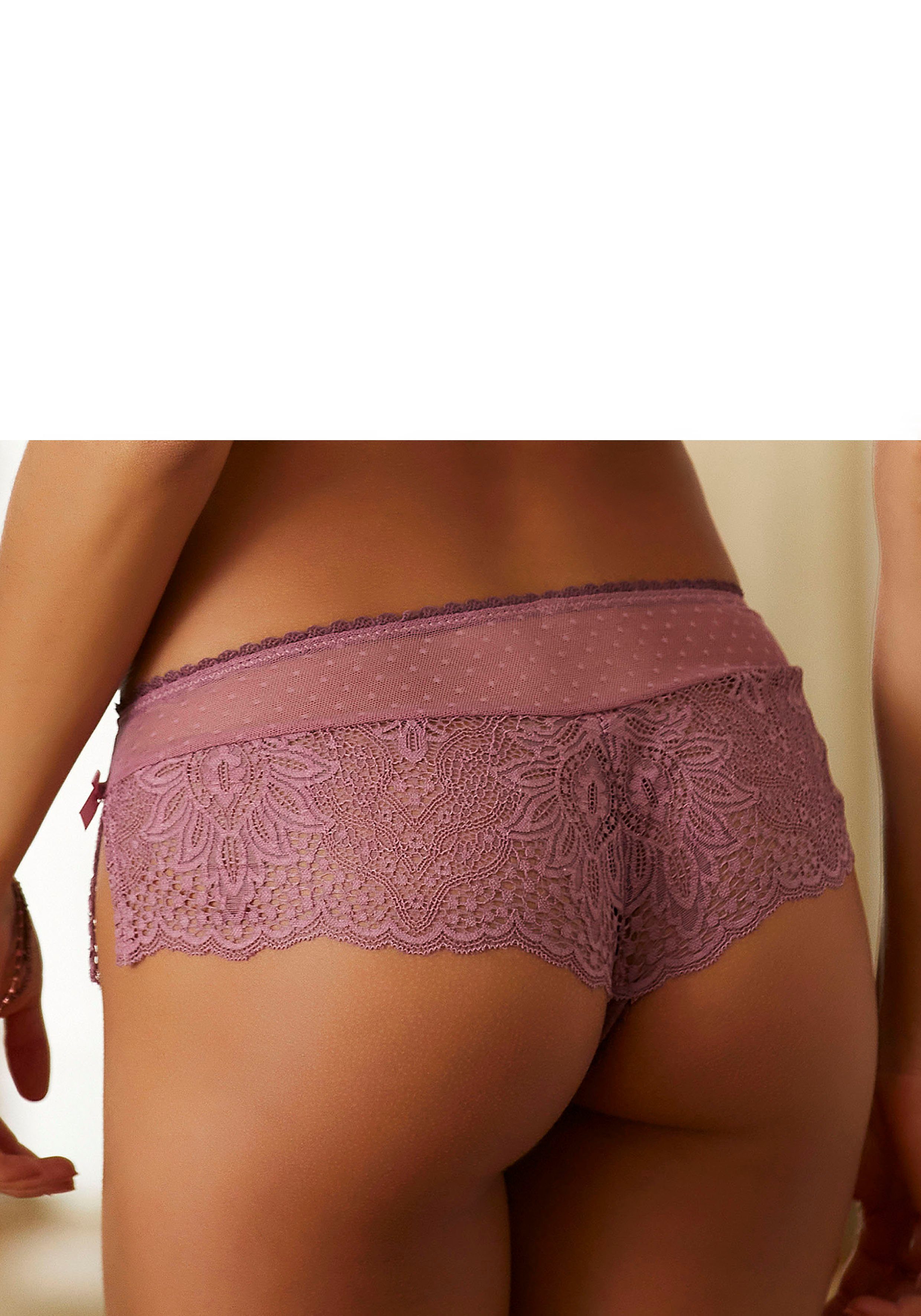 Vivance Stringpants van opvallende kant met splitjes opzij