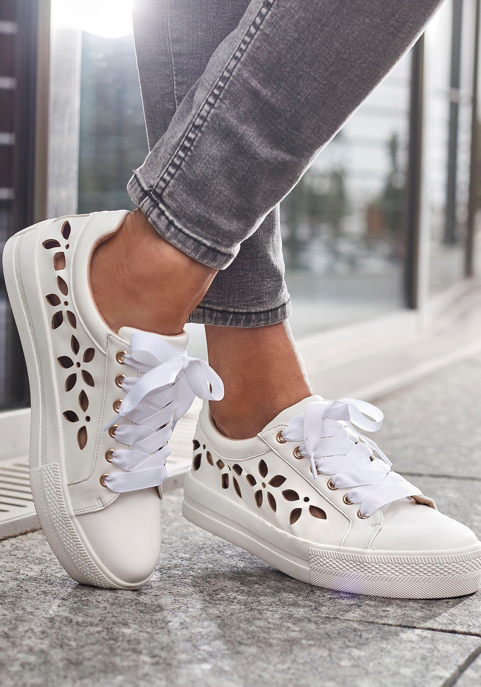 Lascana Sneakers met kleine cut-outs, veterschoenen, vrijetijdsschoenen vegan